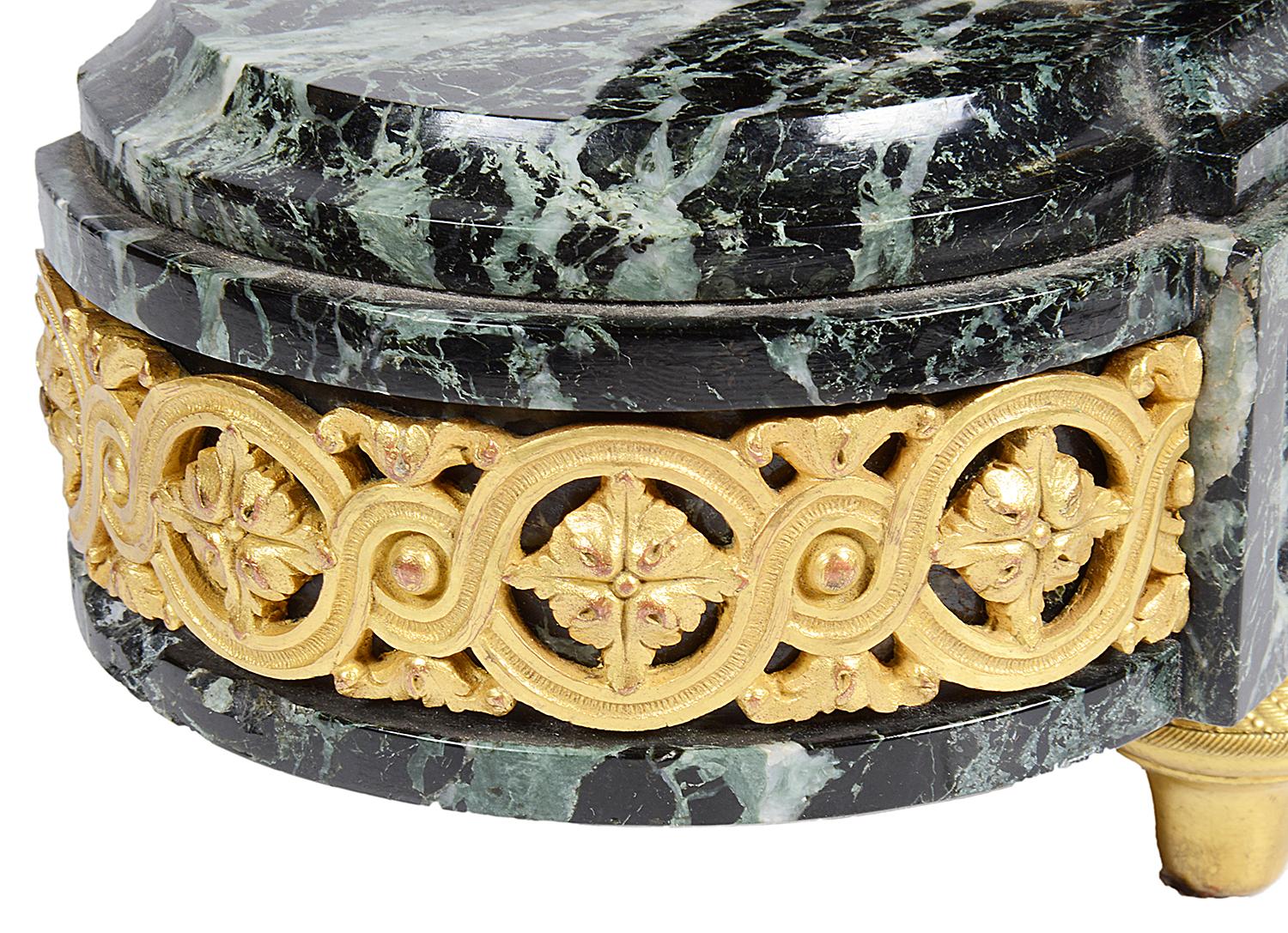 Marmor- und Ormolu-Manteluhr im Louis-XVI-Stil:: 19. Jahrhundert 2