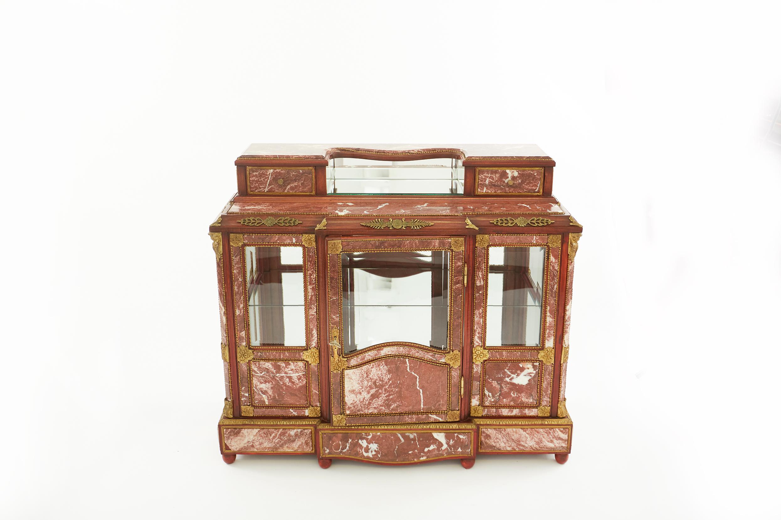 Louis XVI Stil Marmor / Bronze montiert Mahagoni Kabinett im Angebot 4