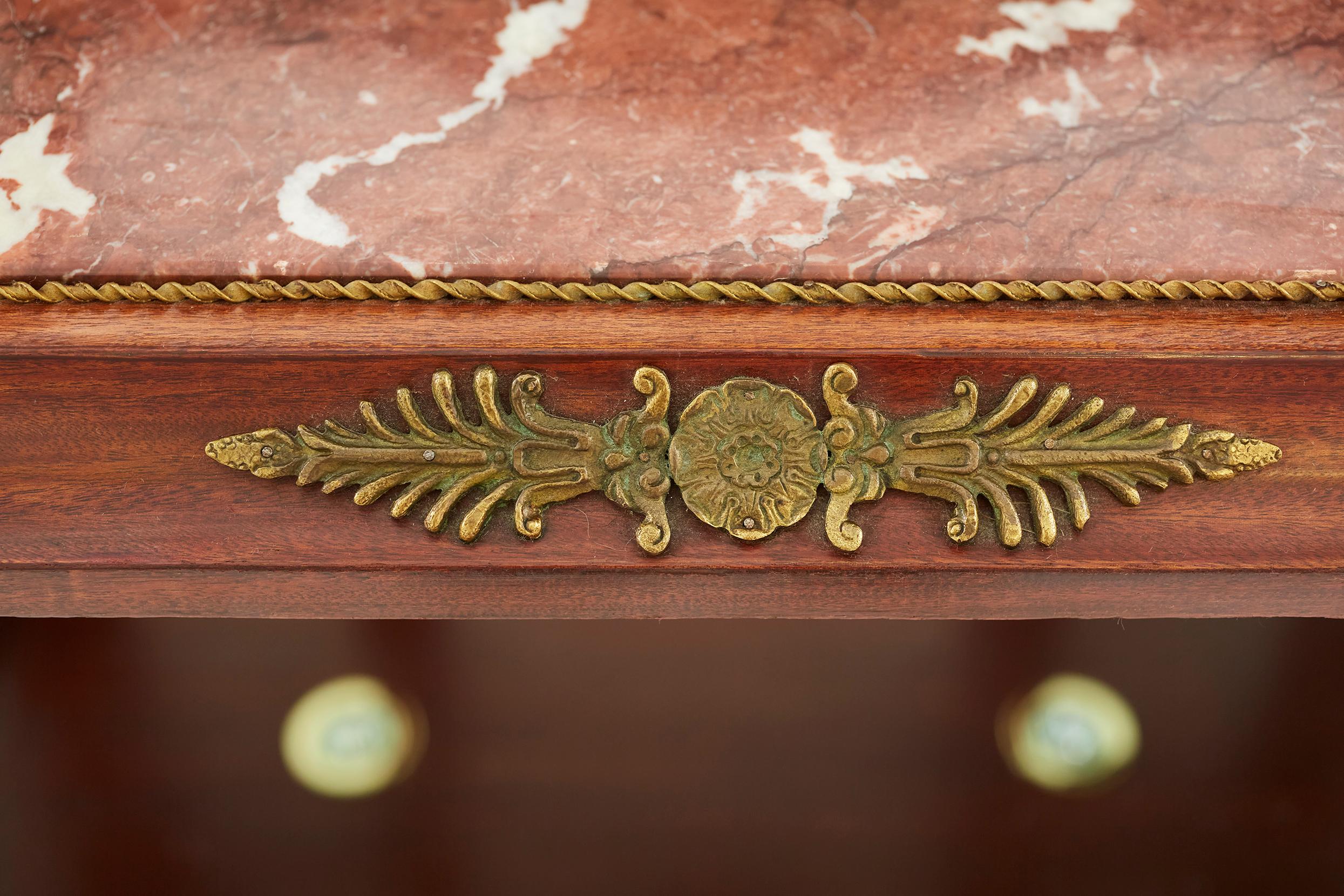 Louis XVI Stil Marmor / Bronze montiert Mahagoni Kabinett im Angebot 1