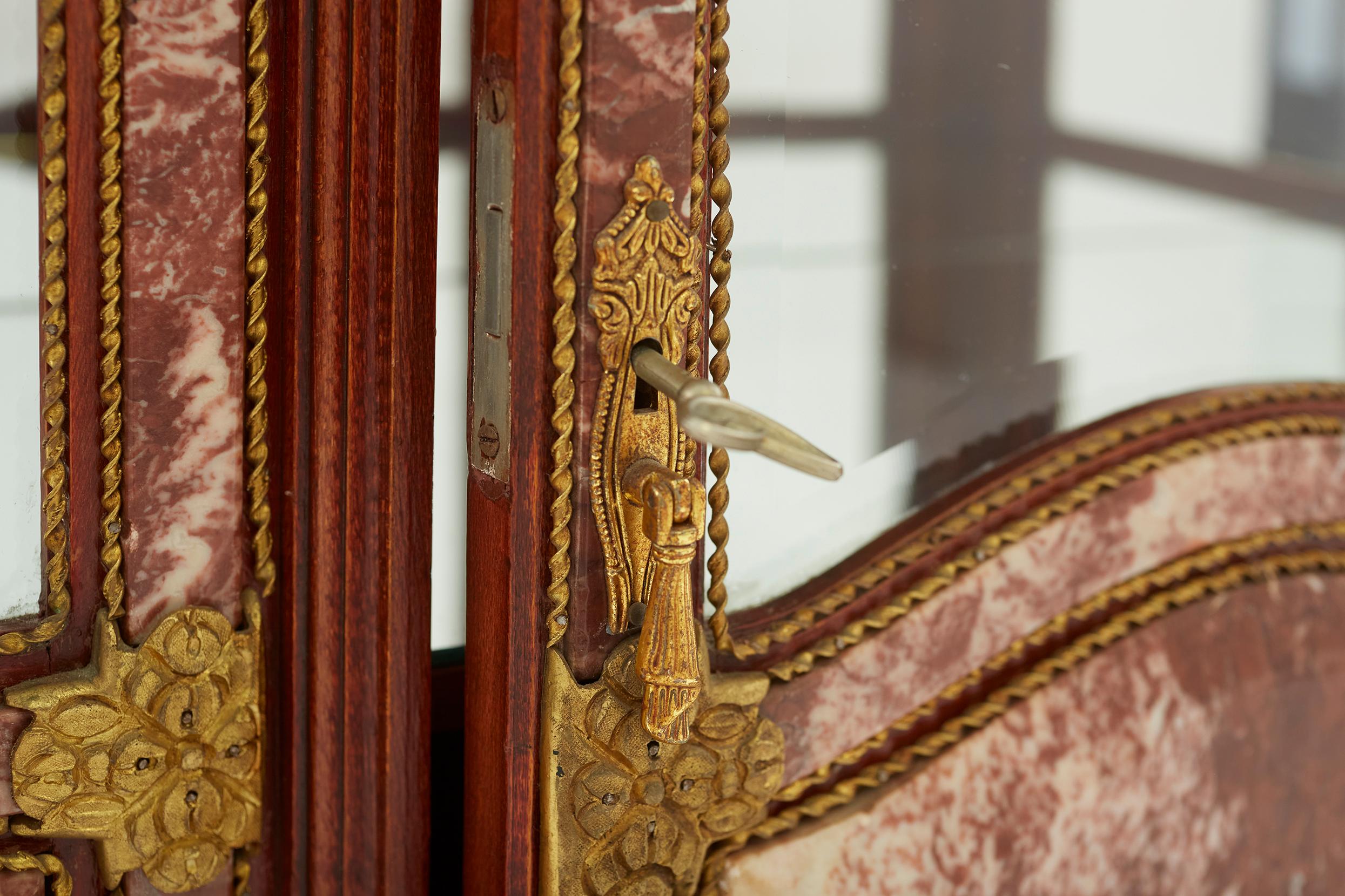Louis XVI Stil Marmor / Bronze montiert Mahagoni Kabinett im Angebot 2