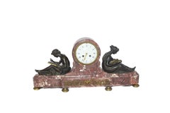 Horloge de style Louis XVI avec figures en bronze patiné