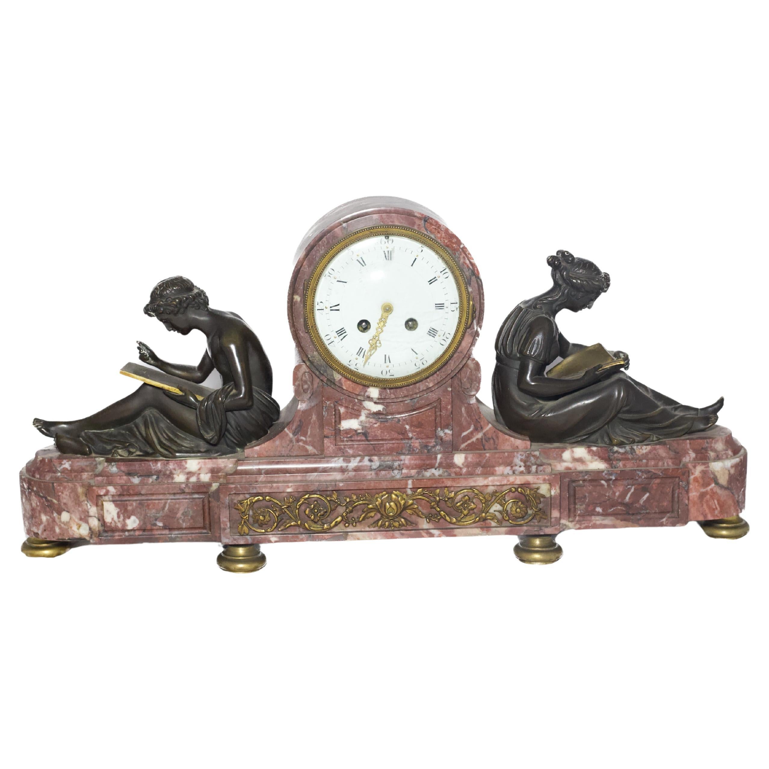 Horloge de style Louis XVI avec figures en bronze patiné