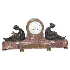 Horloge de style Louis XVI avec figures en bronze patiné