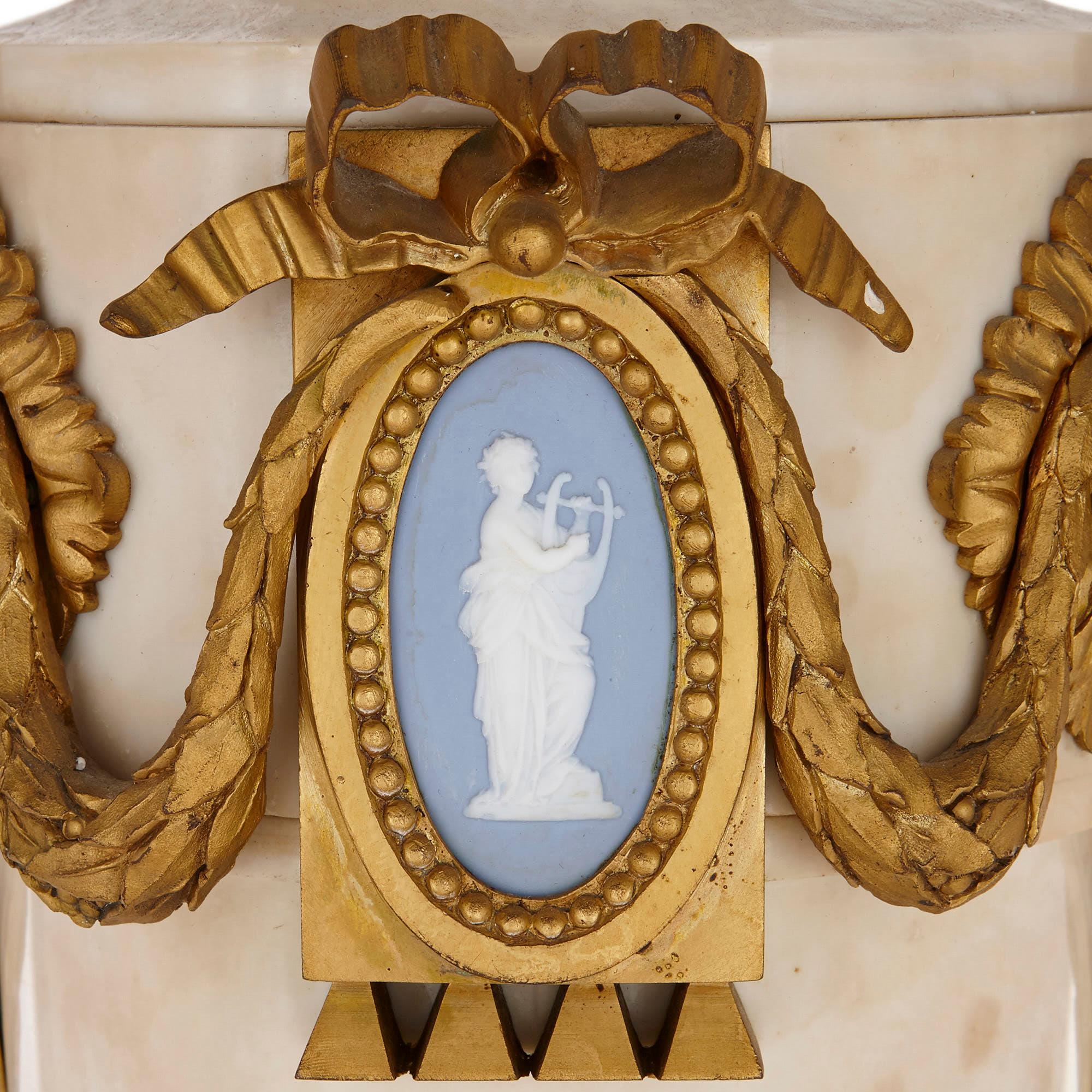 Français Lustre de style Louis XVI en marbre, bronze doré et jaspe  en vente