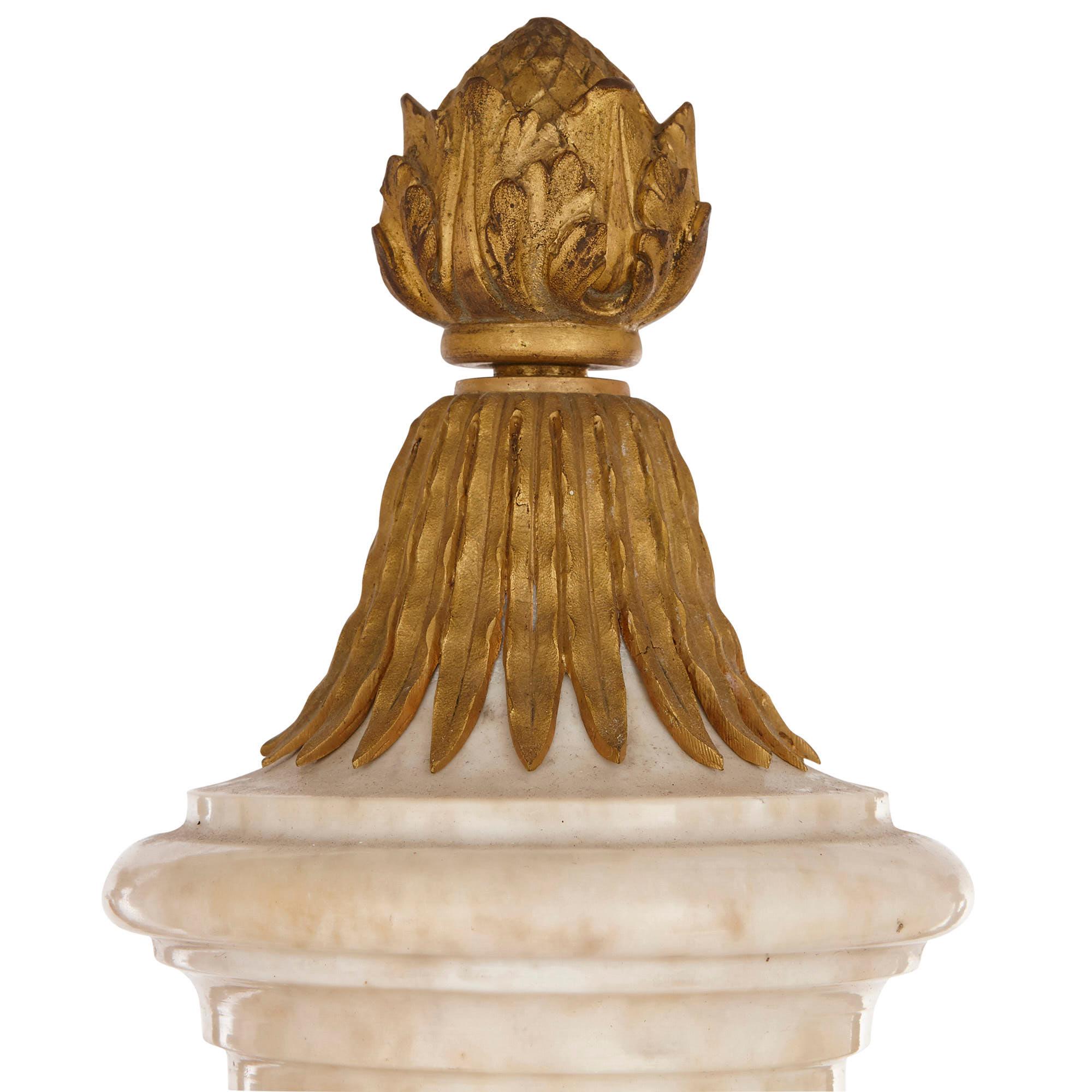 Doré Lustre de style Louis XVI en marbre, bronze doré et jaspe  en vente