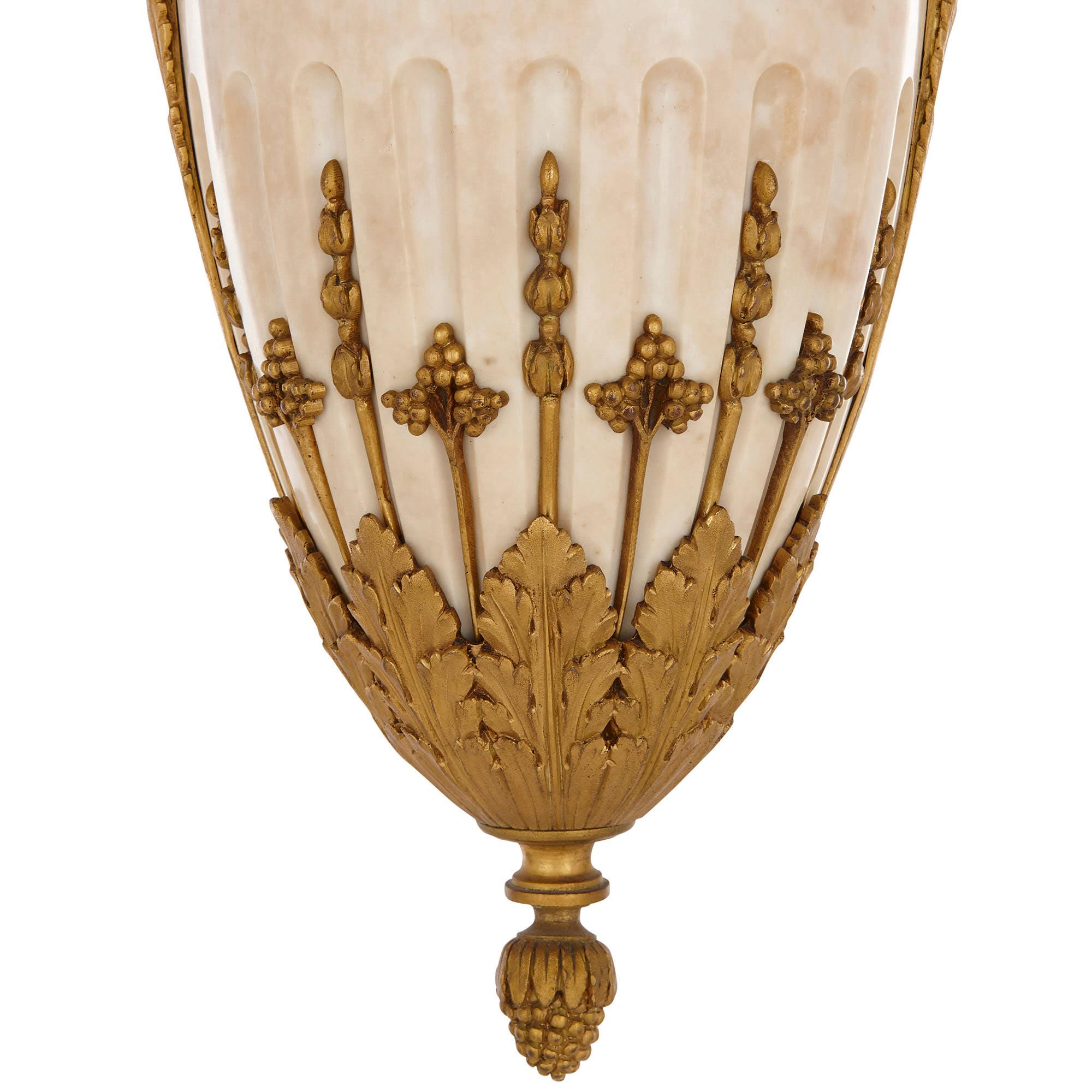 XIXe siècle Lustre de style Louis XVI en marbre, bronze doré et jaspe  en vente