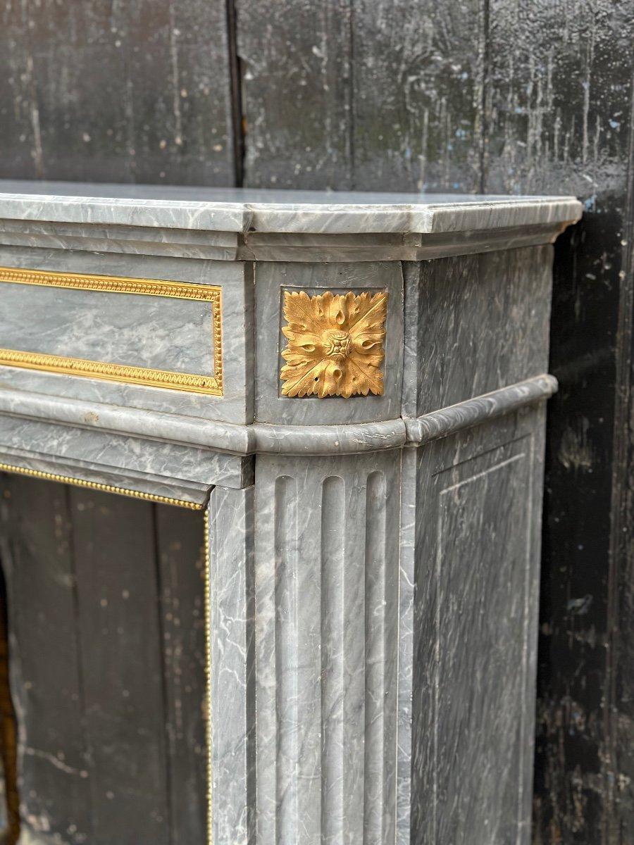 Louis XVI Style Marble Mantel Circa 1880 With Gilded Bronze In Excellent Condition For Sale In Honnelles, WHT