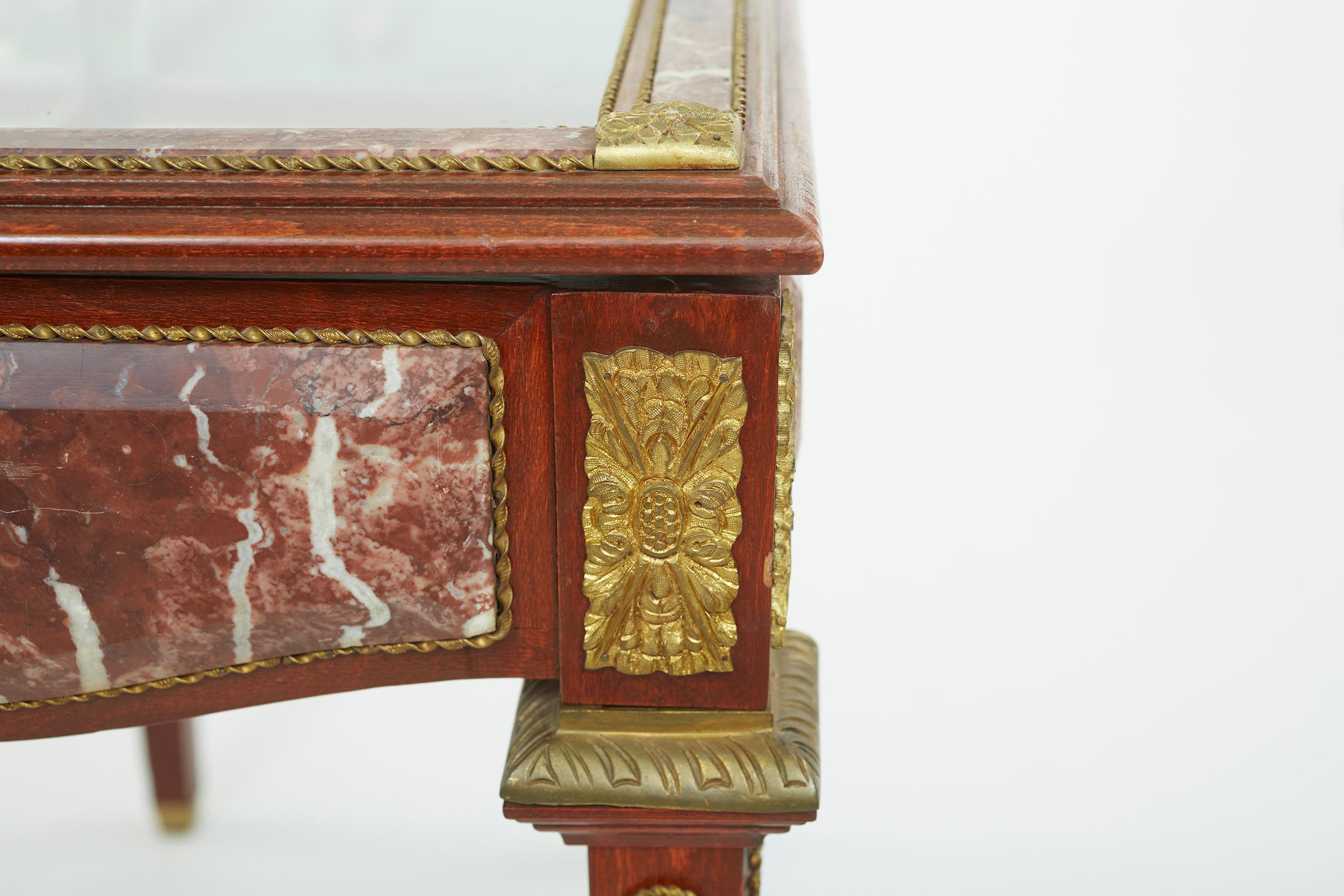Vitrine de style Louis XVI montée en marbre et bronze doré en vente 5