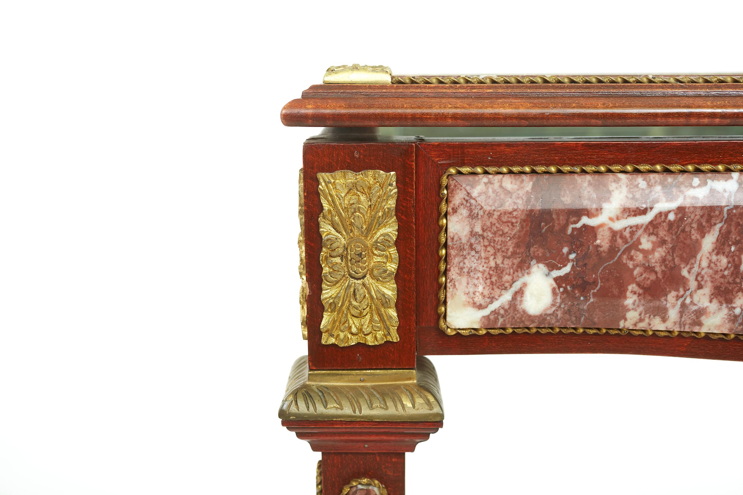 20ième siècle Vitrine de style Louis XVI montée en marbre et bronze doré en vente