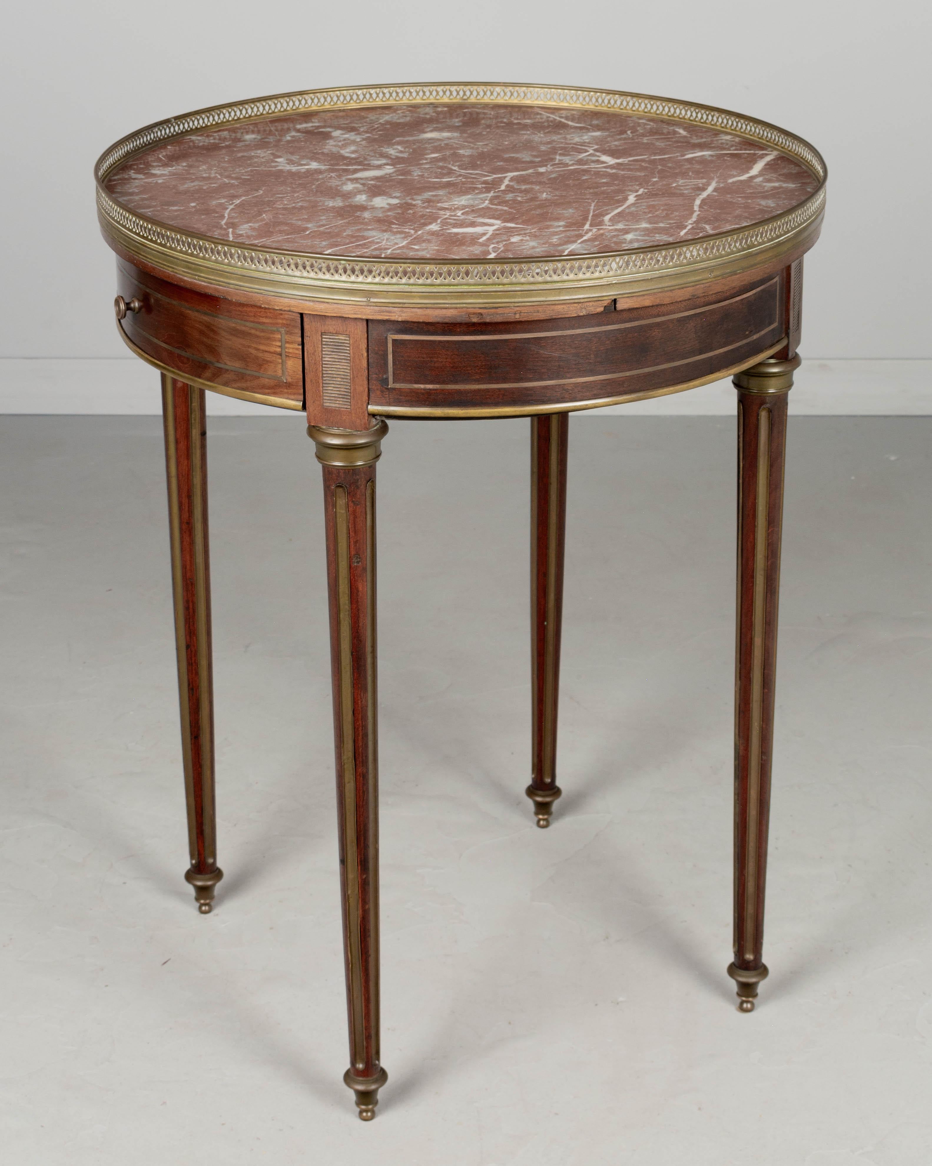 Louis XVI Stil Marmorplatte Bouillotte Tisch (Louis XVI.) im Angebot
