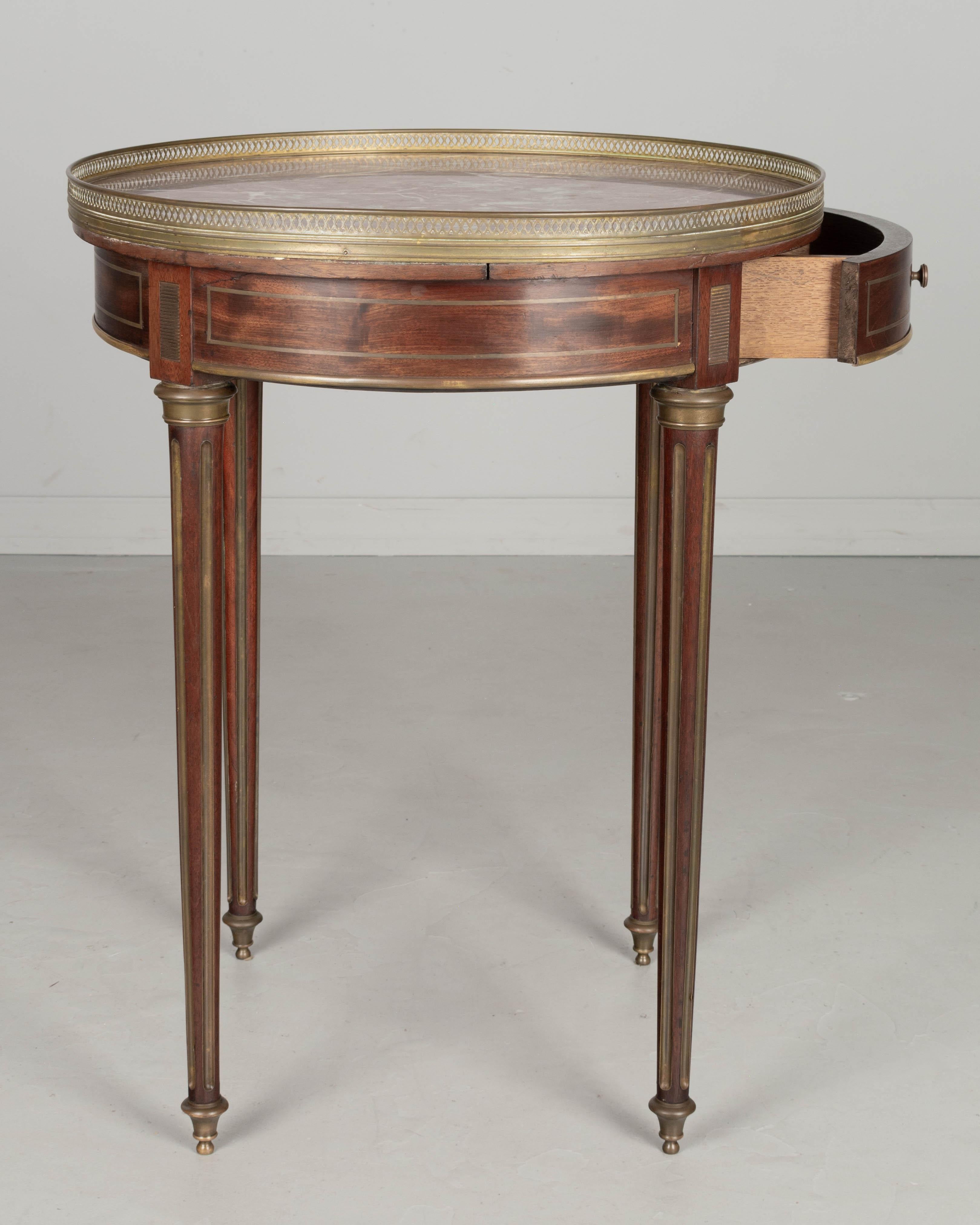 Louis XVI Stil Marmorplatte Bouillotte Tisch (Messing) im Angebot