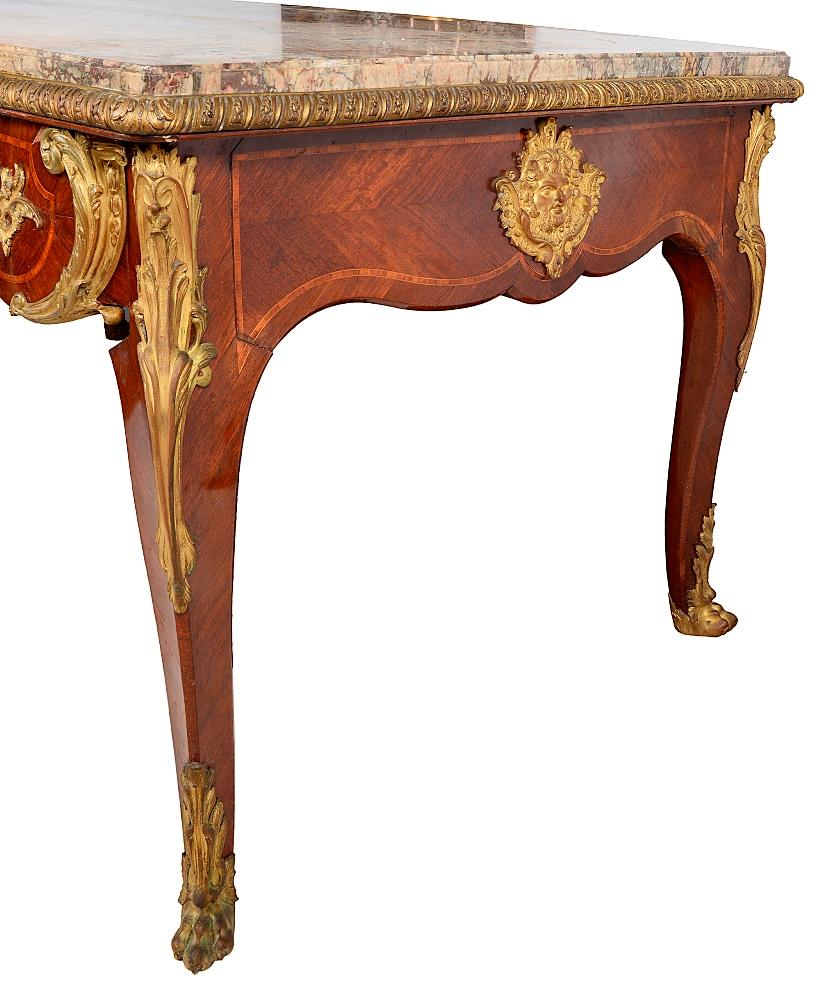 Mitteltisch mit Marmorplatte im Louis-XVI.-Stil, 19. Jahrhundert (Louis XVI.) im Angebot