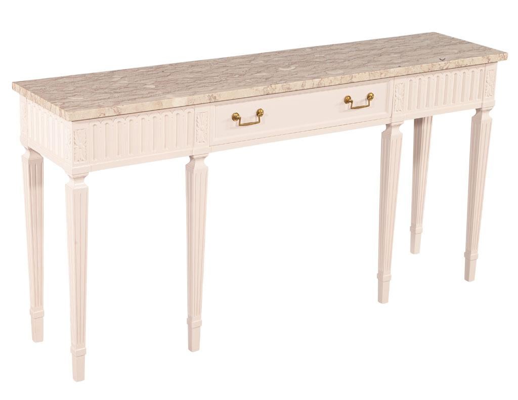 Américain Table console de style Louis XVI à plateau en marbre en vente