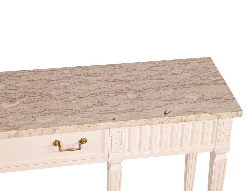 Table console de style Louis XVI à plateau en marbre en vente 1