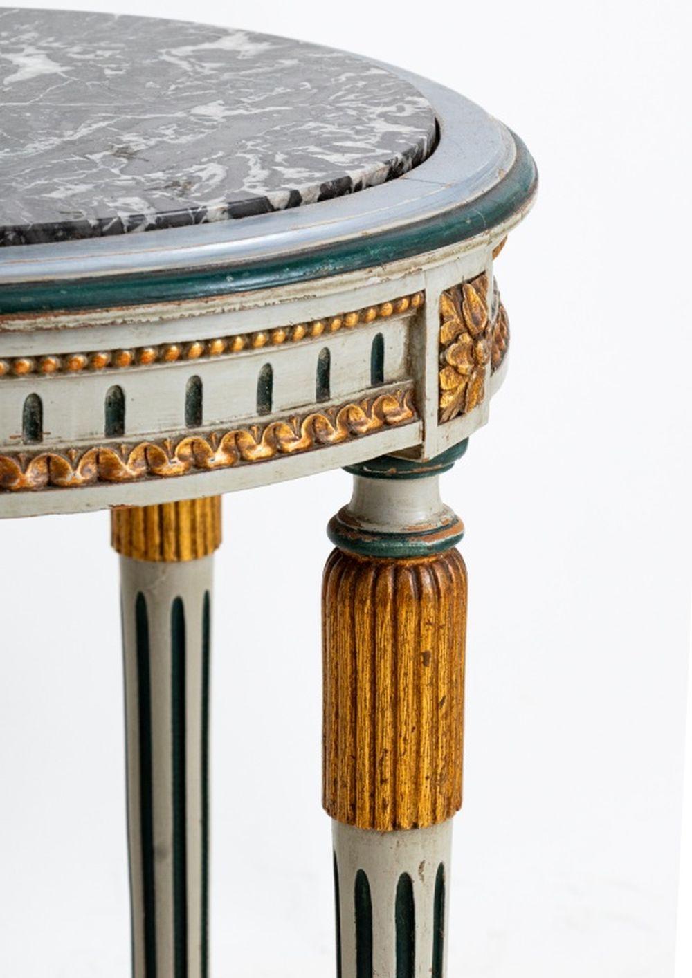 Louis XVI Stil Marmorplatte vergoldet gemalt Lampentisch (Louis XVI.) im Angebot