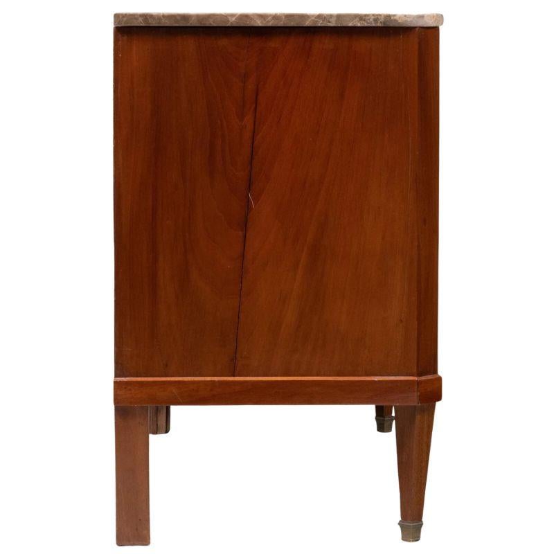 XX secolo Commode in stile Luigi XVI con piano in marmo, mogano e ottone in vendita