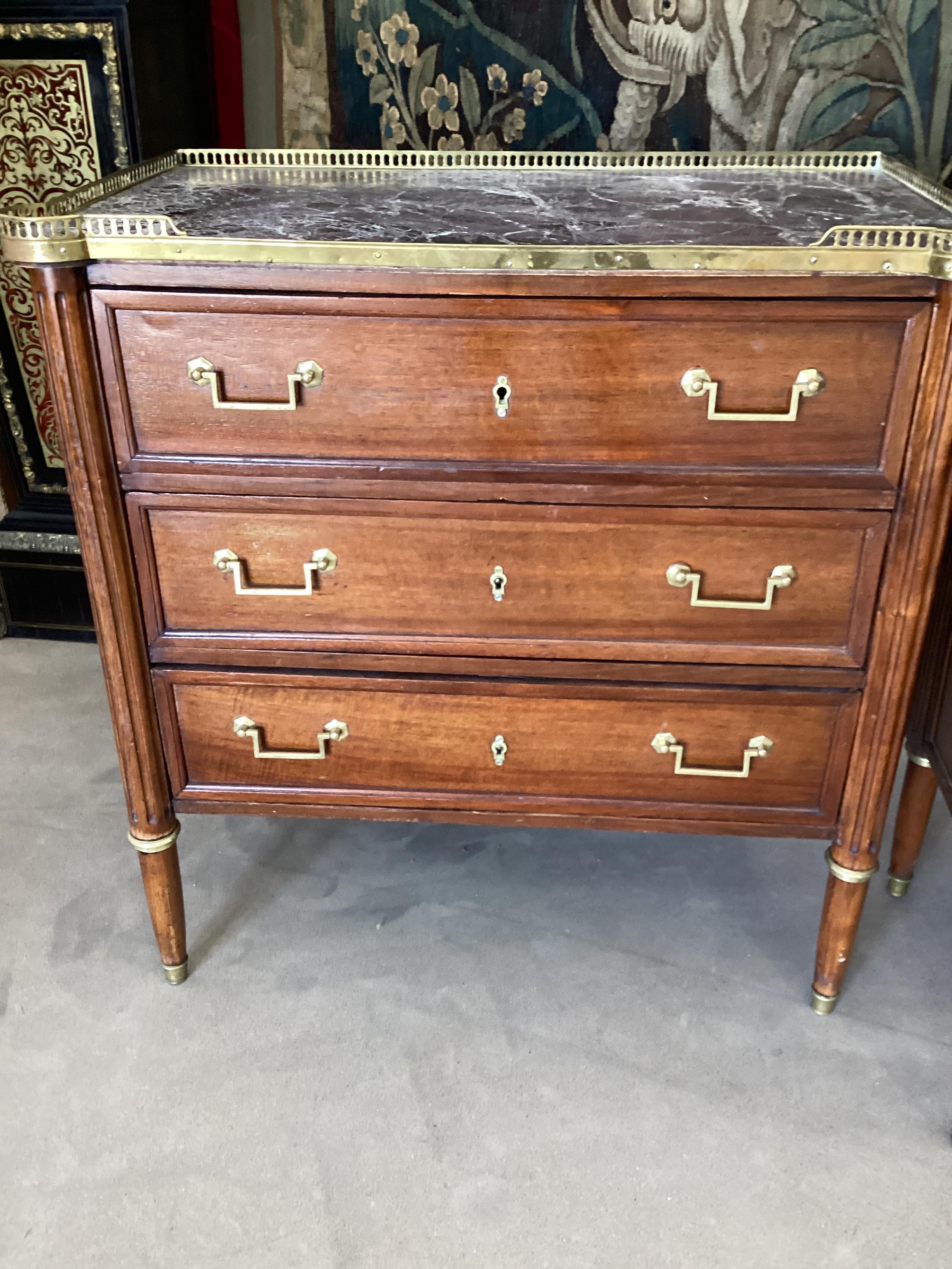 Louis XVI Style Marble Top Mahogany Chest by Mercier Frères, circa 1900 For Sale 6