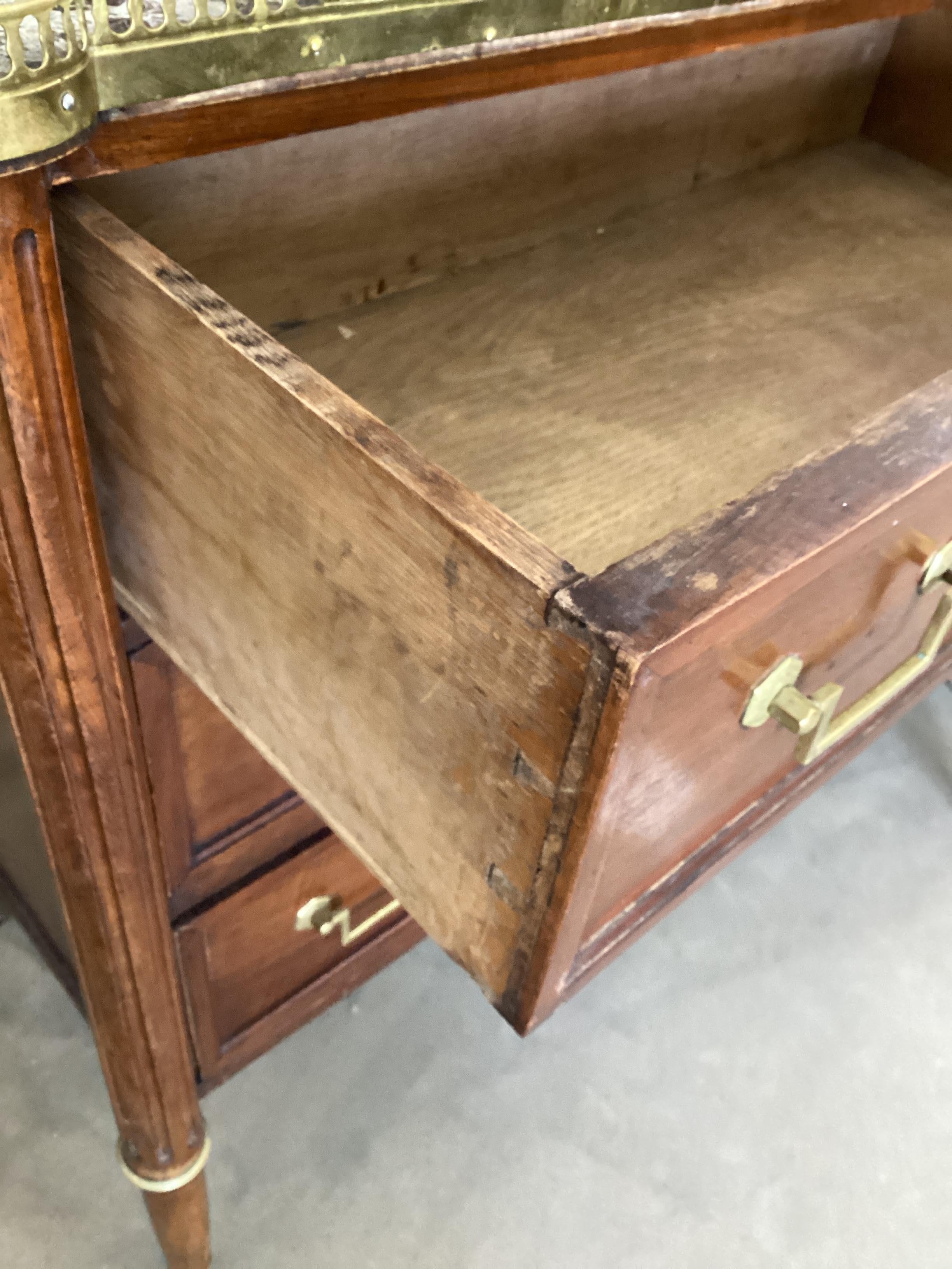 Louis XVI Style Marble Top Mahogany Chest by Mercier Frères, circa 1900 For Sale 1