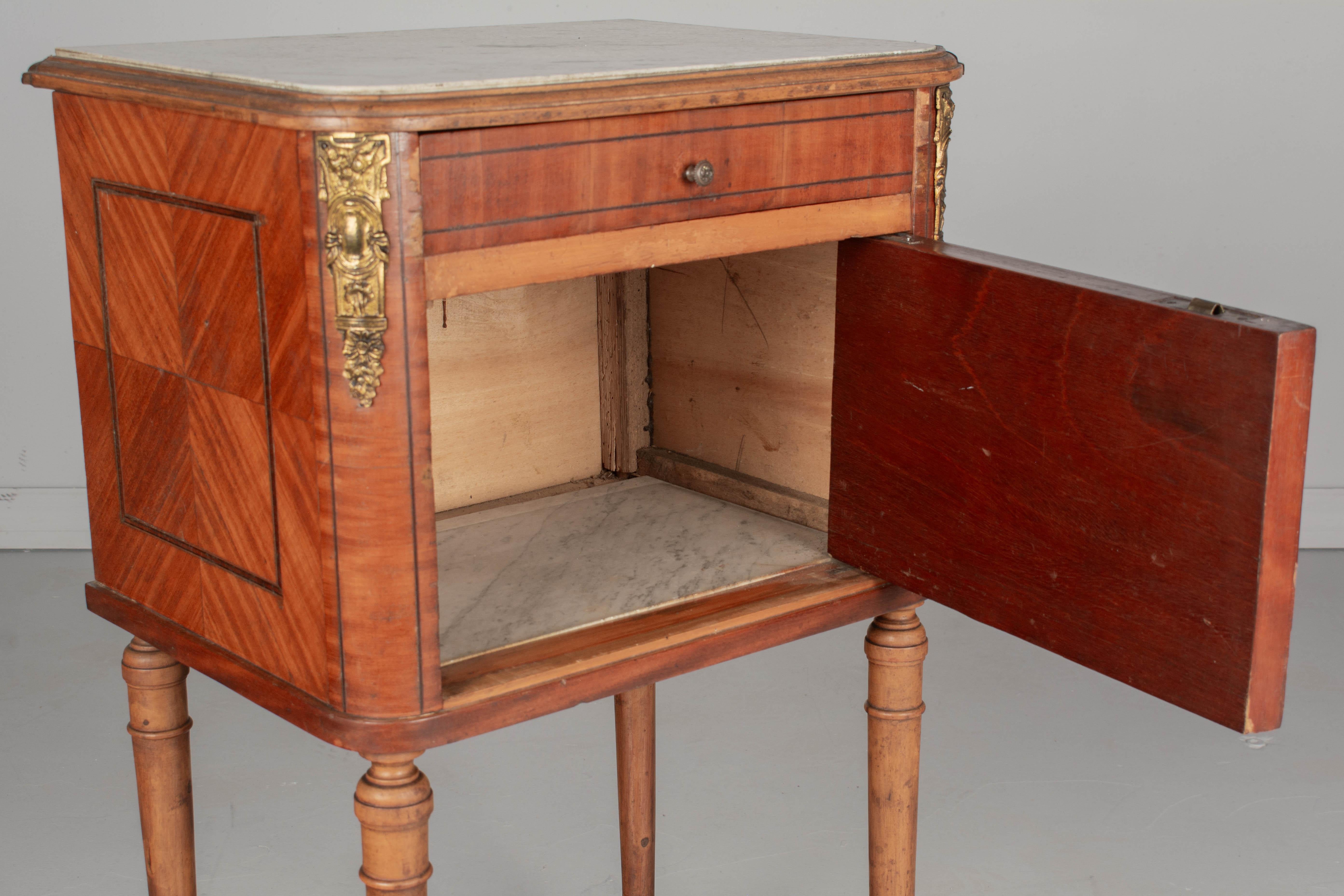 Louis XVI Stil Marmorplatte Nachttisch oder Beistelltisch im Angebot 2