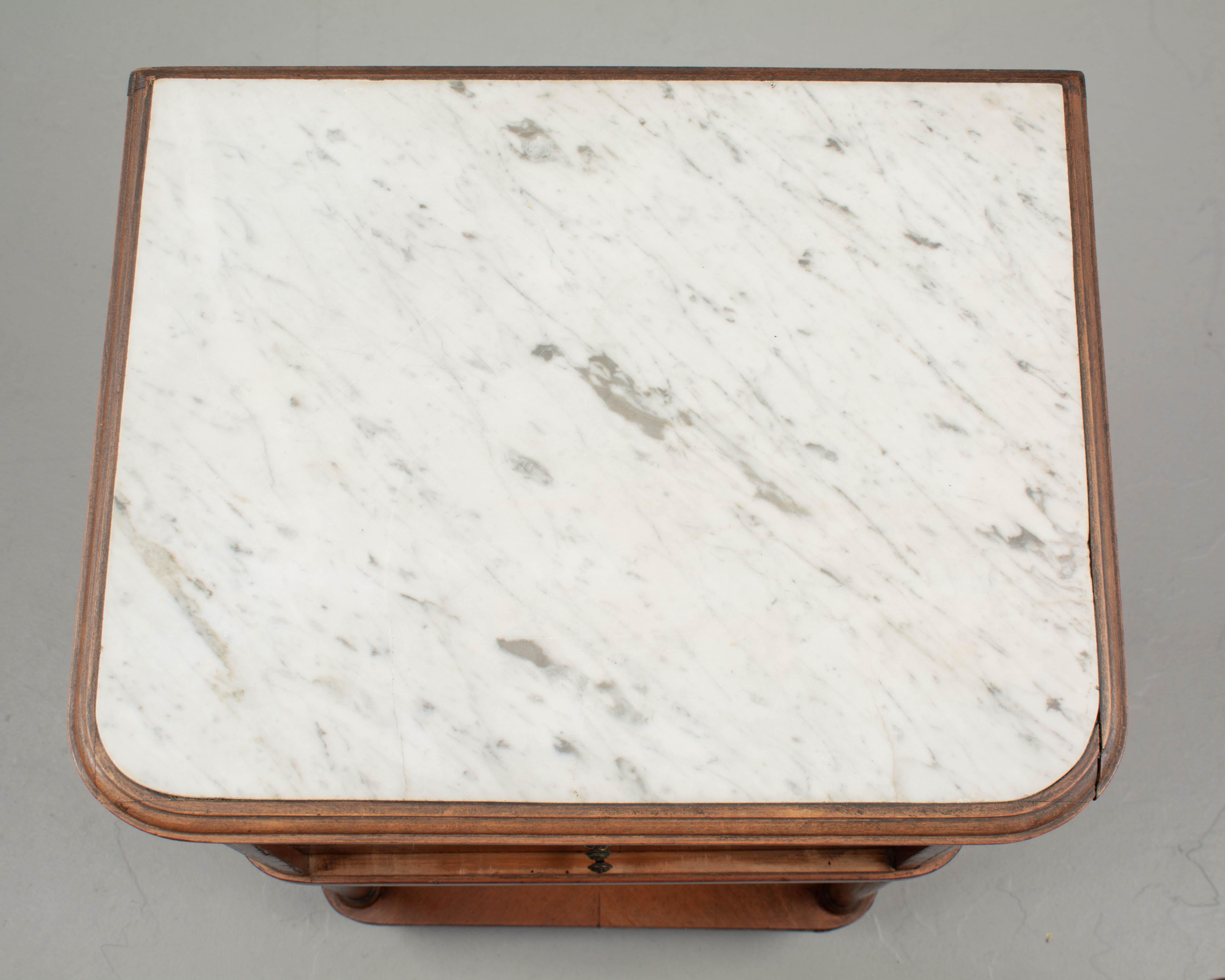 Louis XVI Stil Marmorplatte Nachttisch oder Beistelltisch im Angebot 3