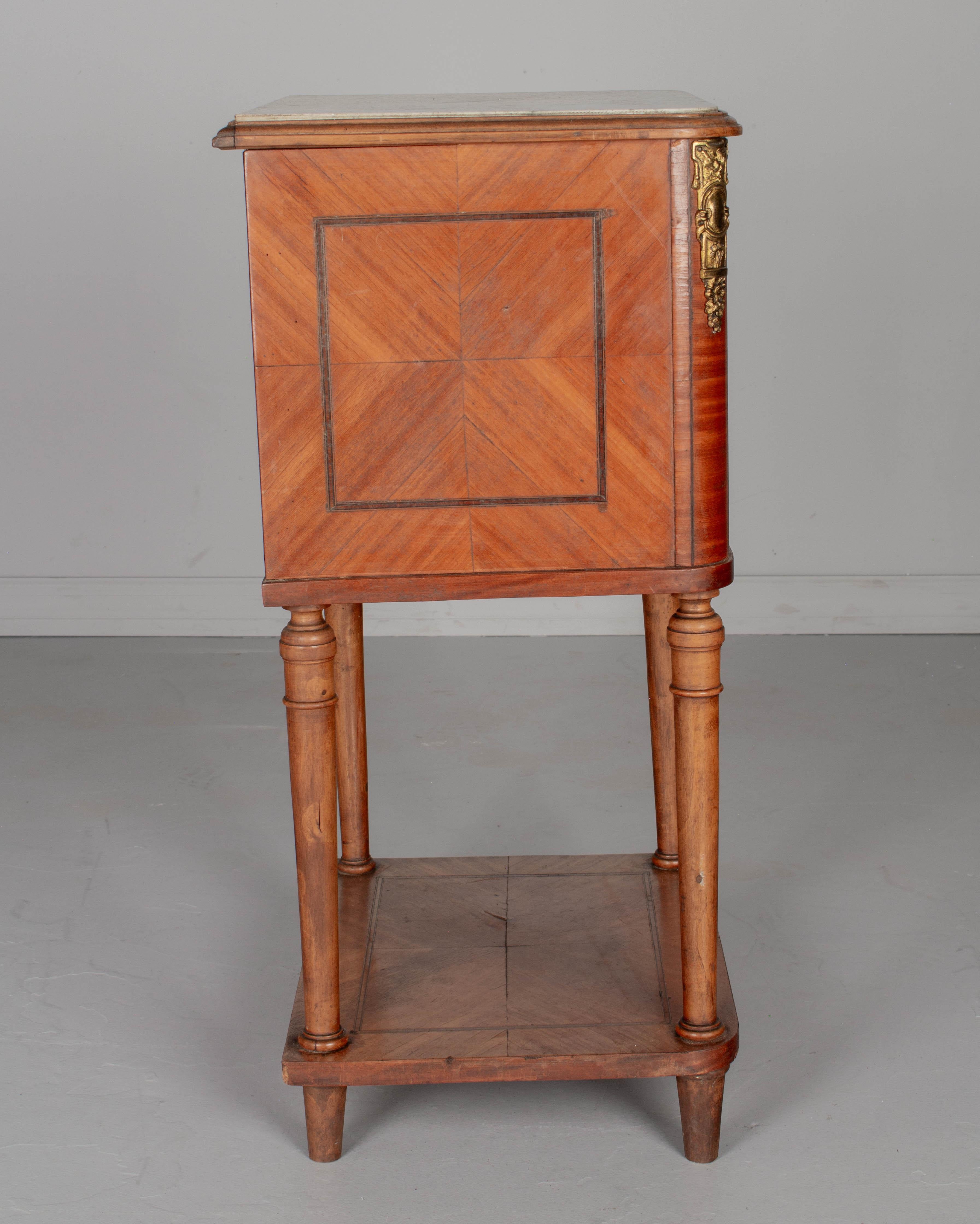 Louis XVI Stil Marmorplatte Nachttisch oder Beistelltisch im Zustand „Gut“ im Angebot in Winter Park, FL