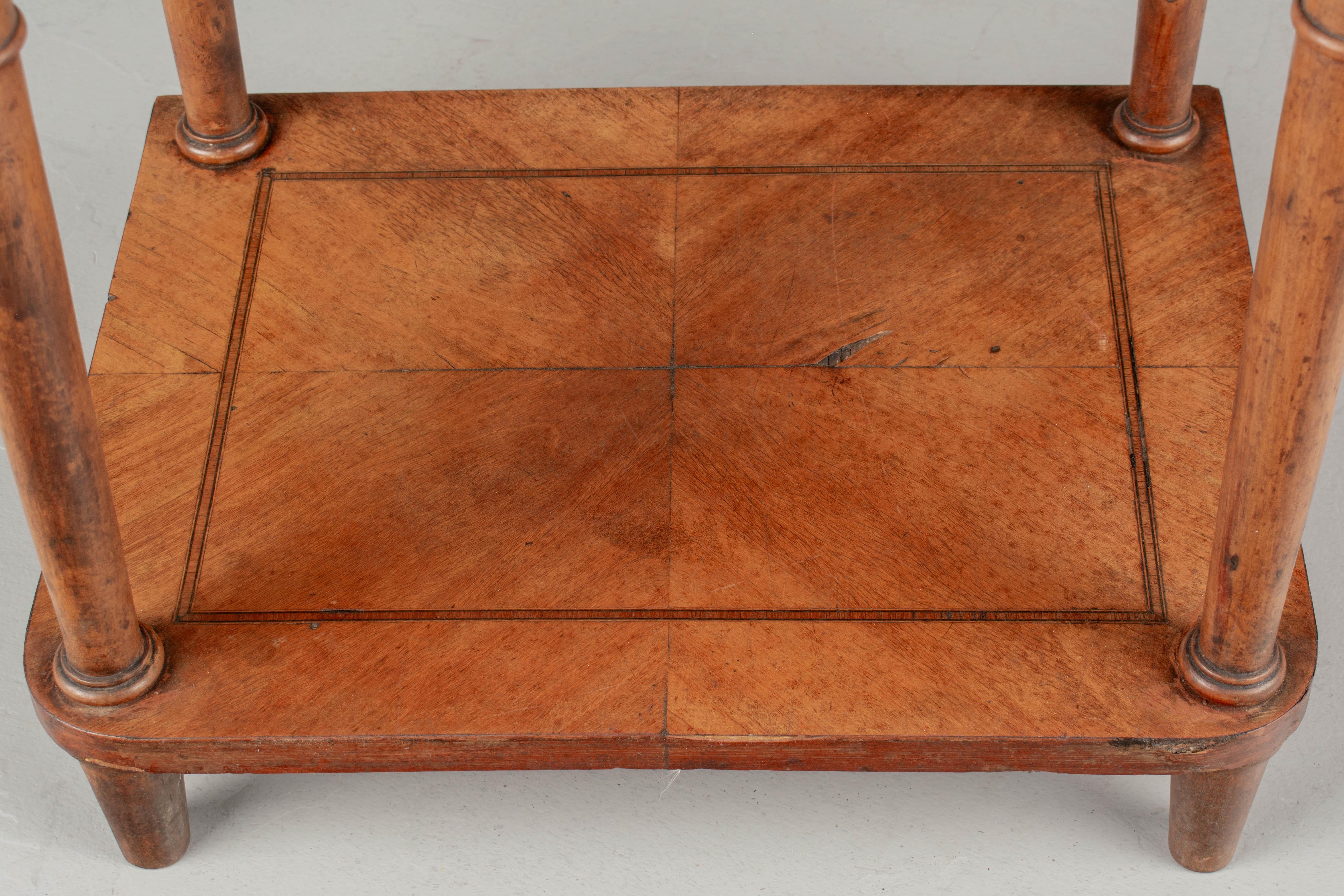 Louis XVI Stil Marmorplatte Nachttisch oder Beistelltisch im Angebot 1