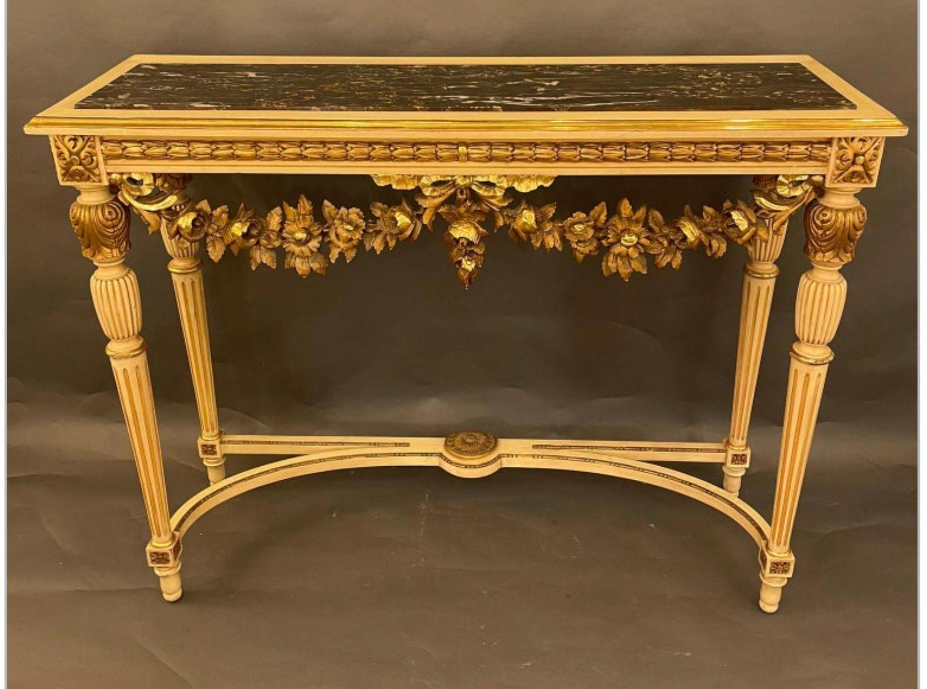 Ein eleganter Jansens im französischen Louis XVI-Stil mit einem seltenen Konsolentisch aus vergoldetem Holz mit Marmoraufsatz, Ende 19. Die gesamte Konsole ist von Hand geschnitzt, mit komplizierten Blumenmotiven, Überlagerungen und Vergoldungen und