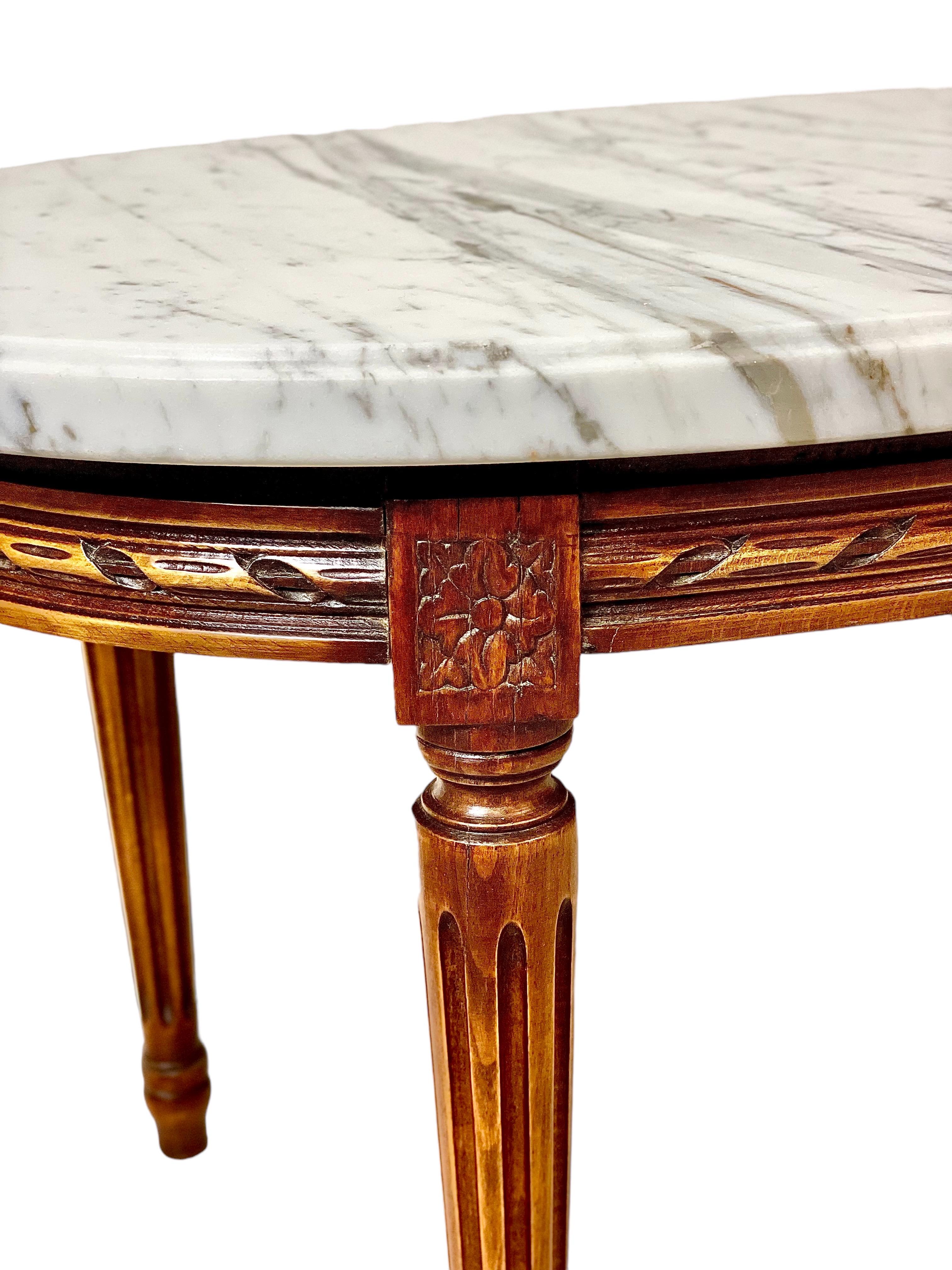 Français Table basse ovale de style Louis XVI surmontée de marbre en vente