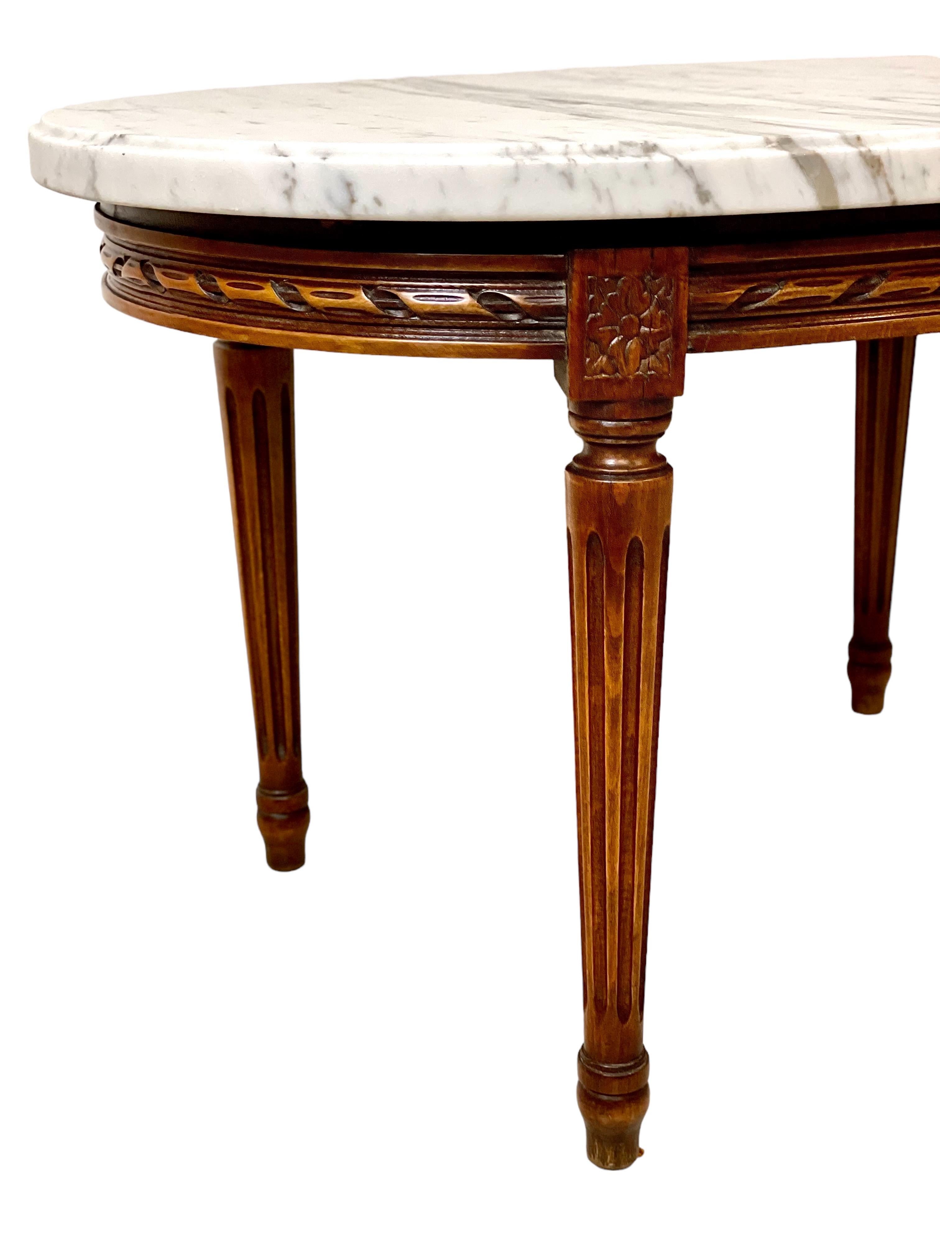 Table basse ovale de style Louis XVI surmontée de marbre Bon état - En vente à LA CIOTAT, FR