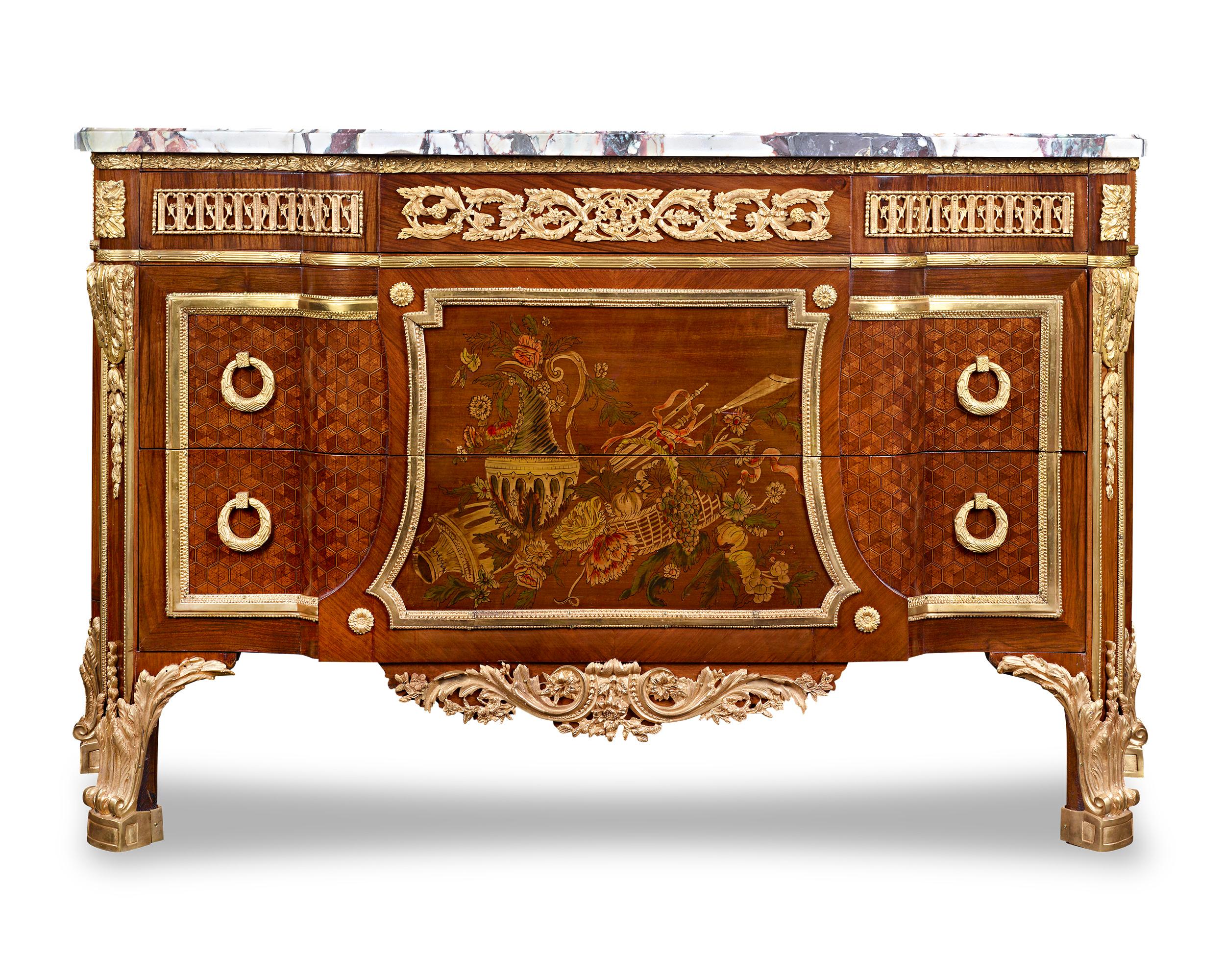 Questa magnifica coppia di commodes francesi cattura la raffinatezza dello stile Luigi XVI. Un disegno in parquet molto dettagliato è intarsiato nelle facciate delle commodes e centrato da bellissime nature morte intarsiate di frutta, fiori e urne.