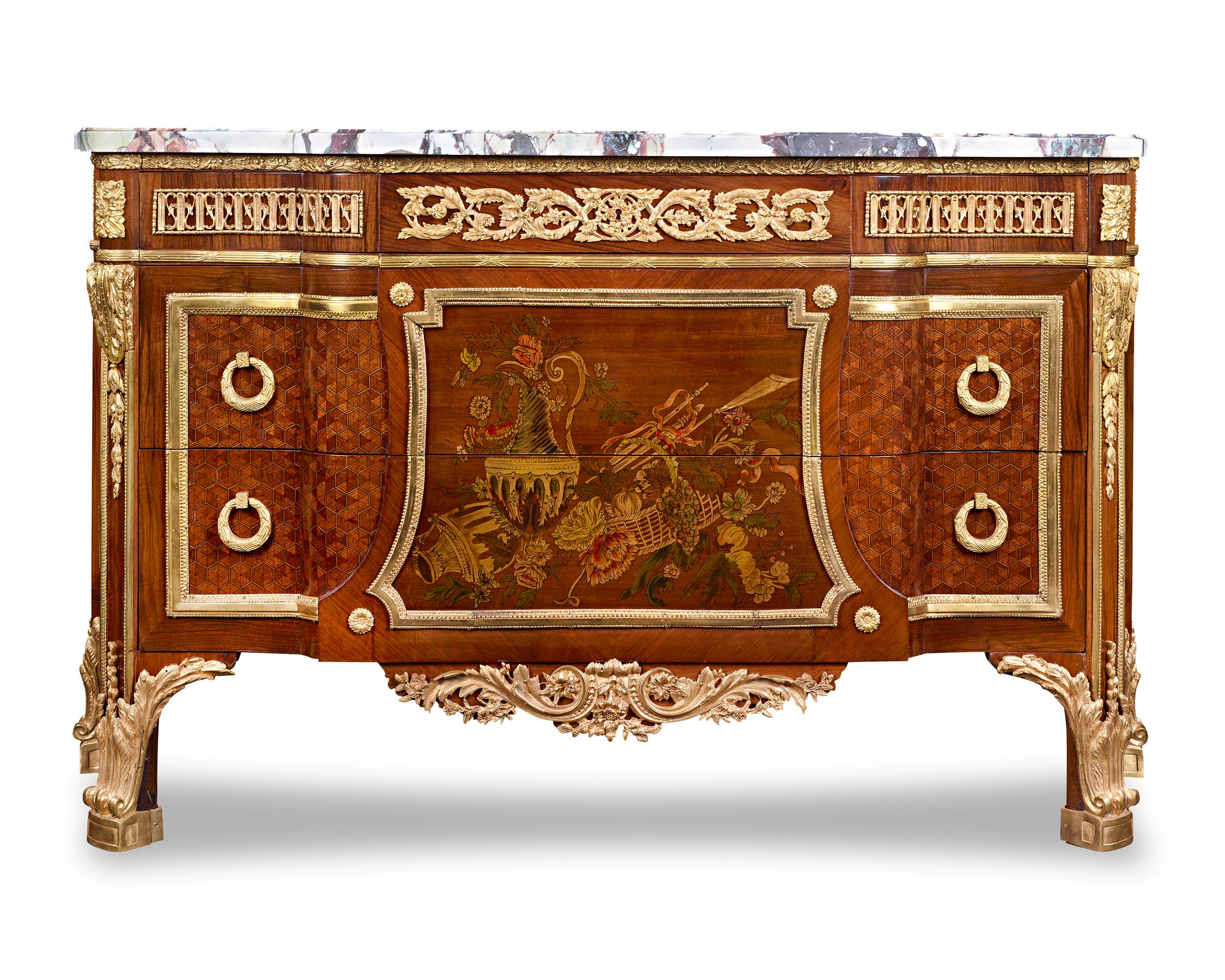 Cette magnifique paire de commodes françaises reflète le raffinement du style Louis XVI. Un design de parquet très détaillé est incrusté dans les façades des commodes et centré par de magnifiques natures mortes en marqueterie représentant des