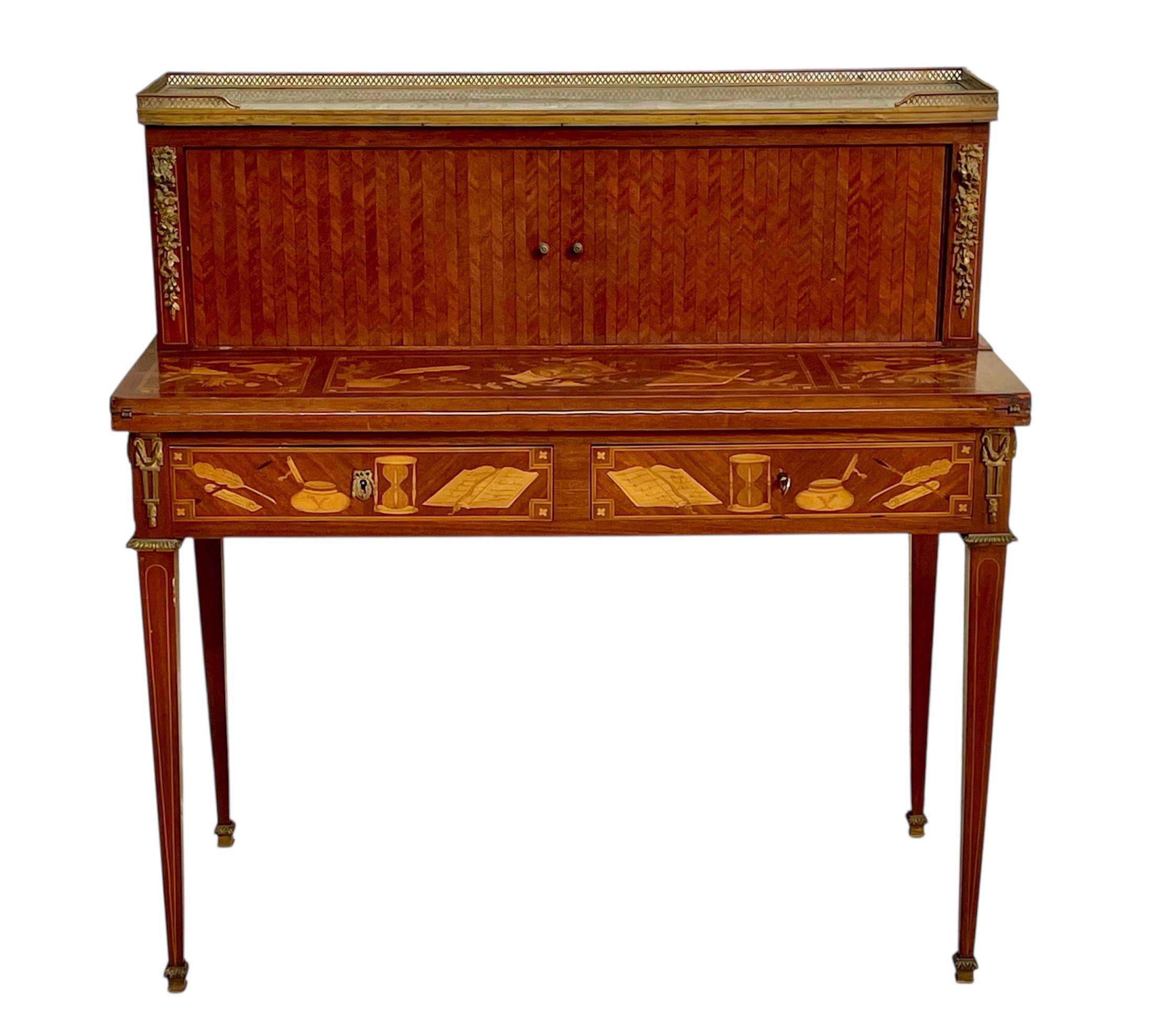 Superba scrivania/bonheur du jour in intarsio in stile Luigi XVI/Direttorio con motivi musicali. Il piano presenta una lastra di marmo incastonata circondata da una galleria in bronzo dorato. La sezione superiore si apre con tende scorrevoli in