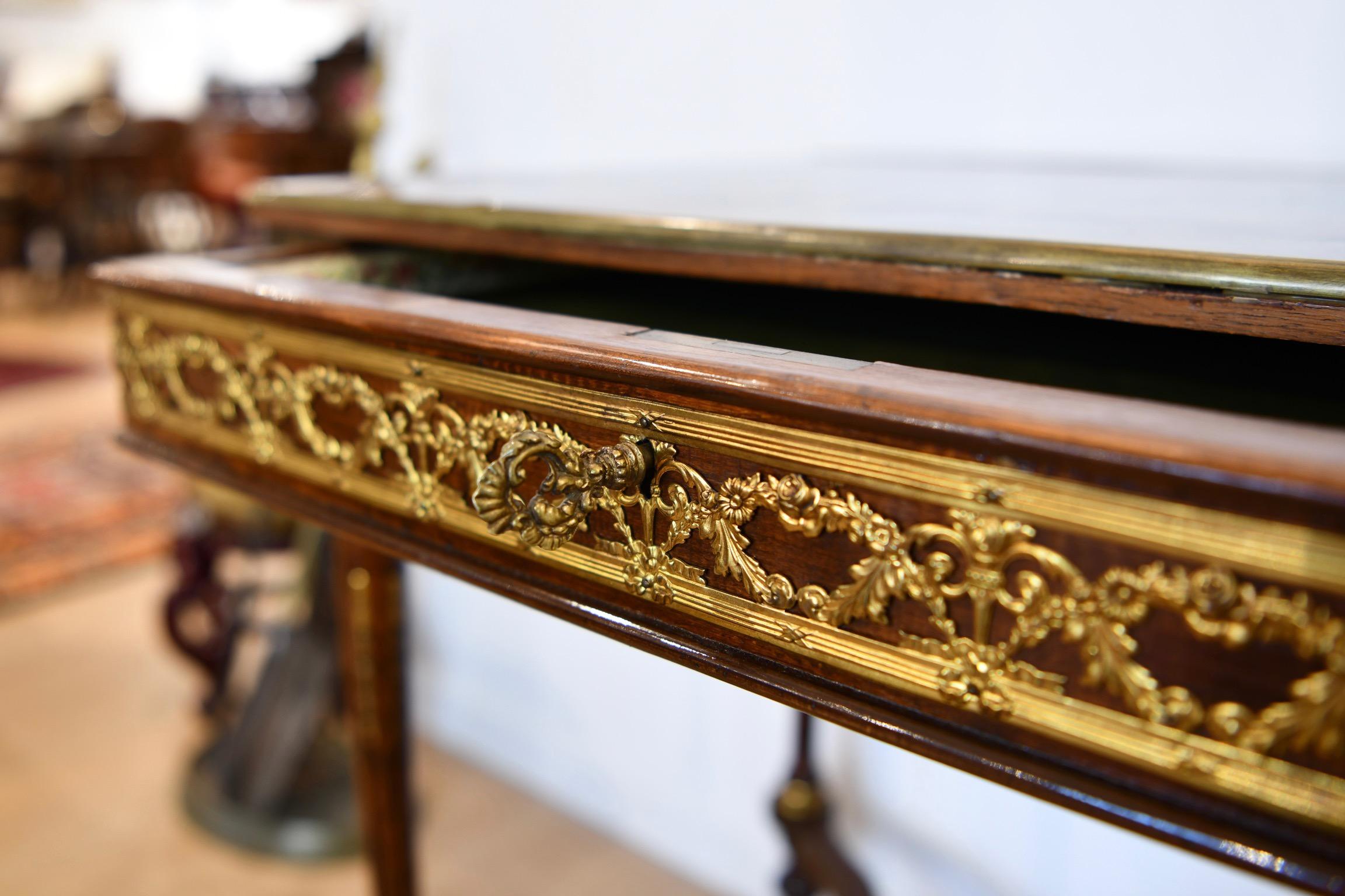 Incrusté Table à écrire en marqueterie de style Louis XVI en vente