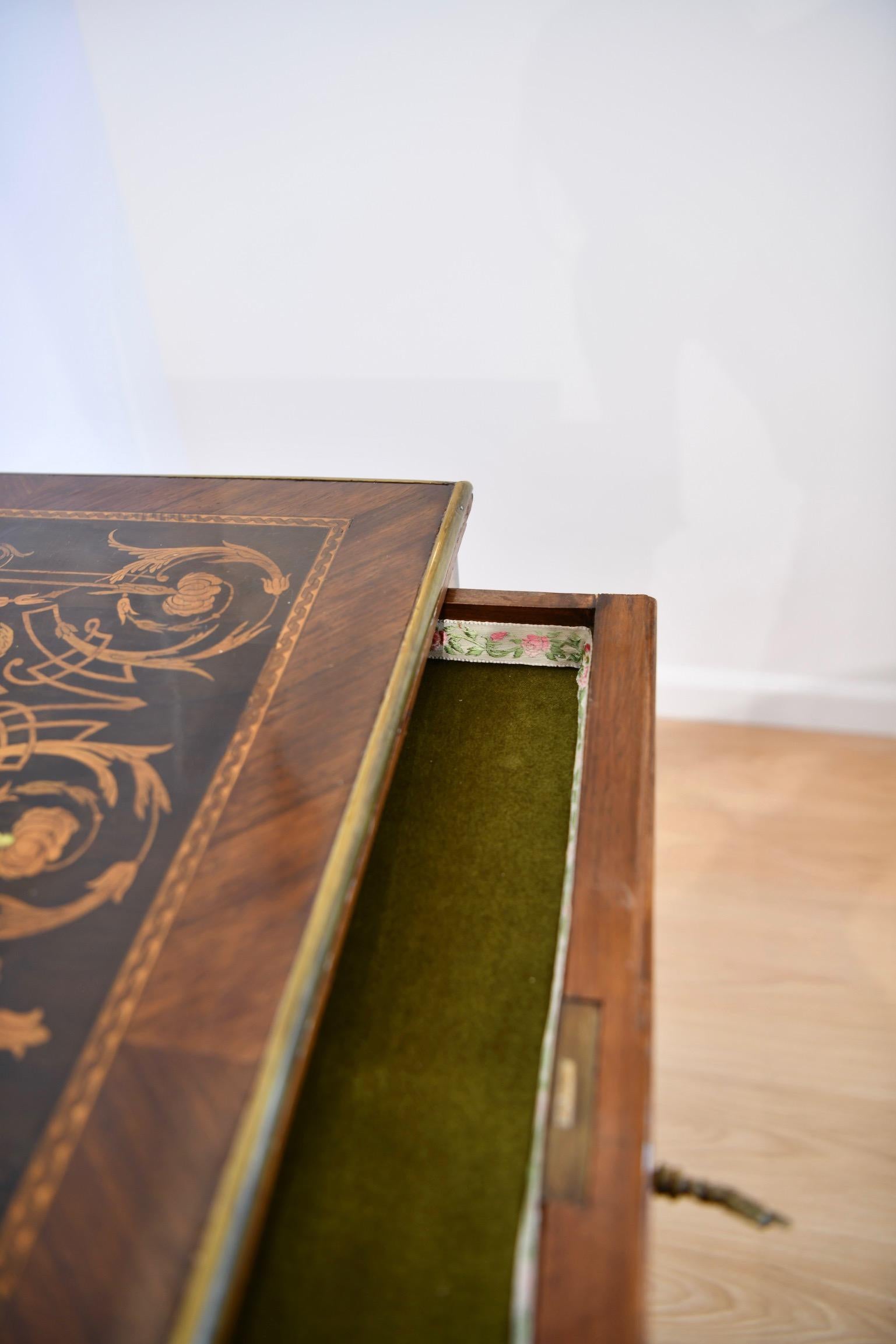 Louis XVI-Style Marquetry Inlaid Writing Table In Good Condition For Sale In Brooklyn, NY