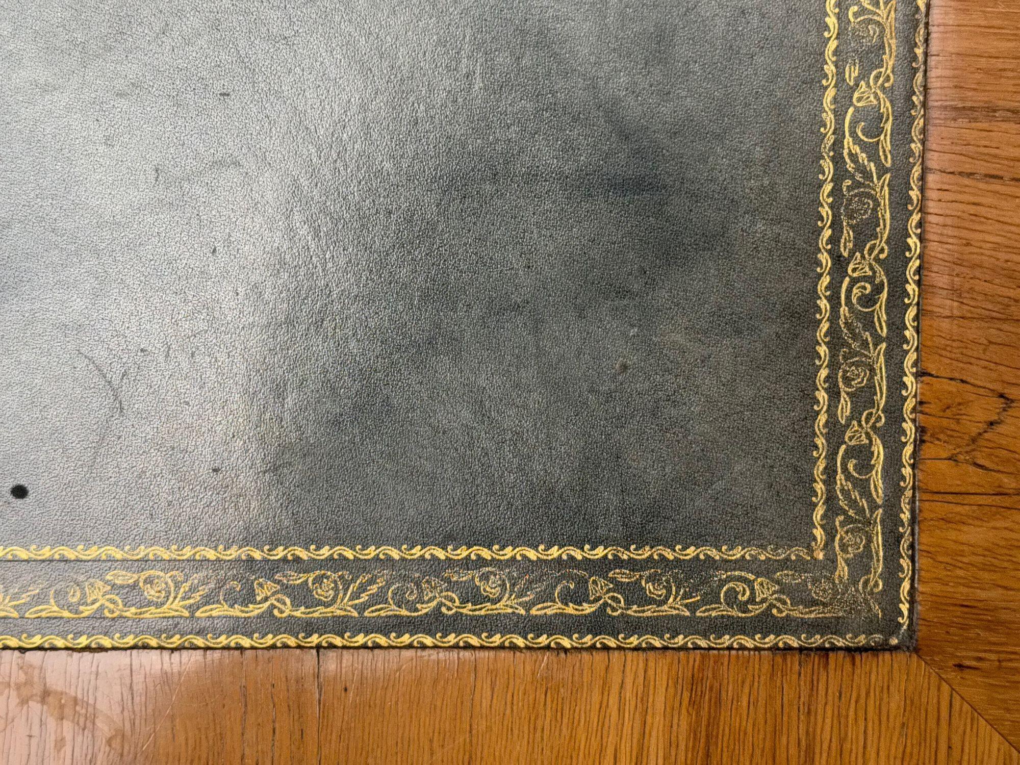 Scrivania in stile Luigi XVI, intarsio, pelle, Francia, XIX secolo. in vendita 5