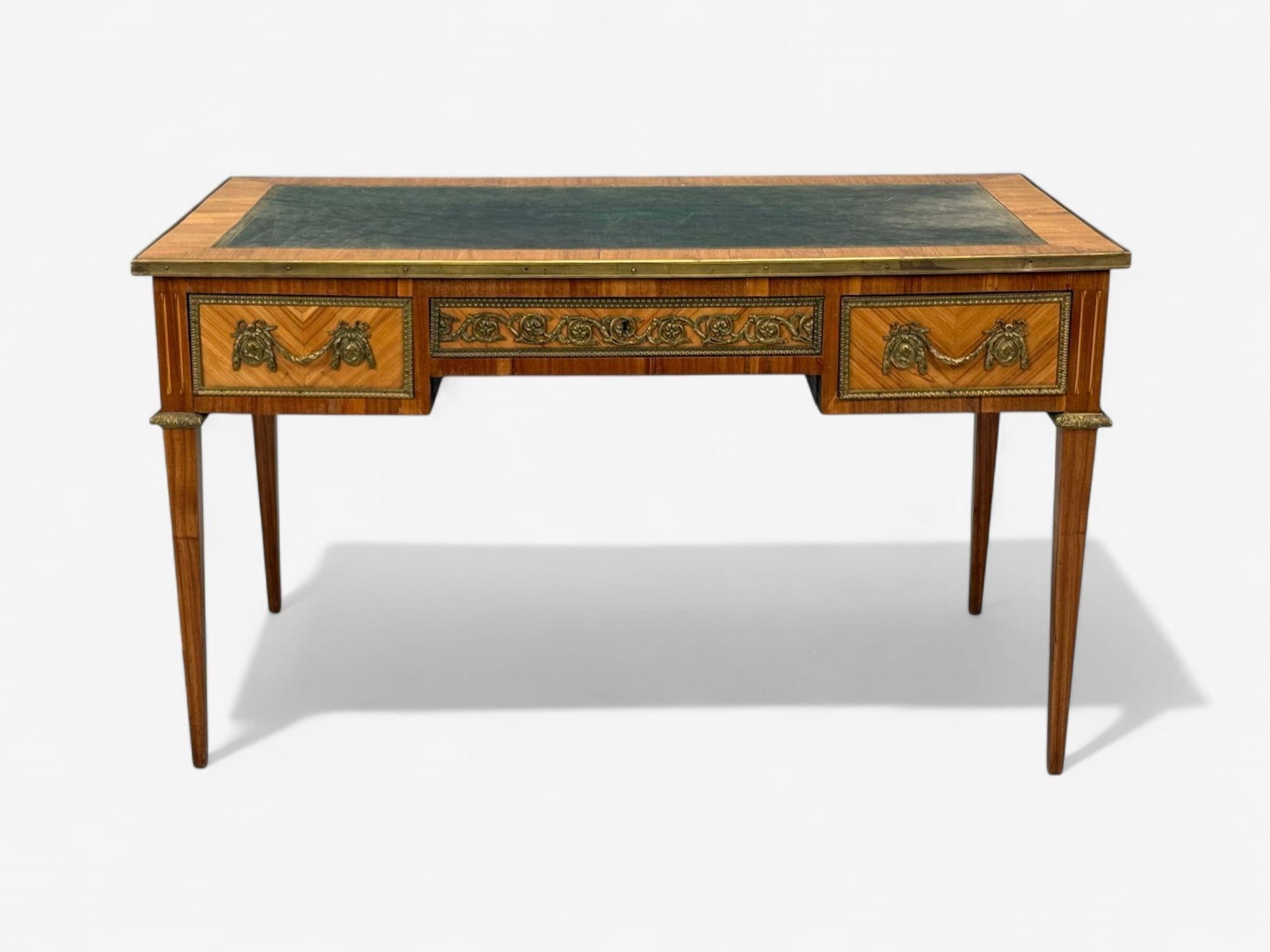 Francese Scrivania in stile Luigi XVI, intarsio, pelle, Francia, XIX secolo. in vendita