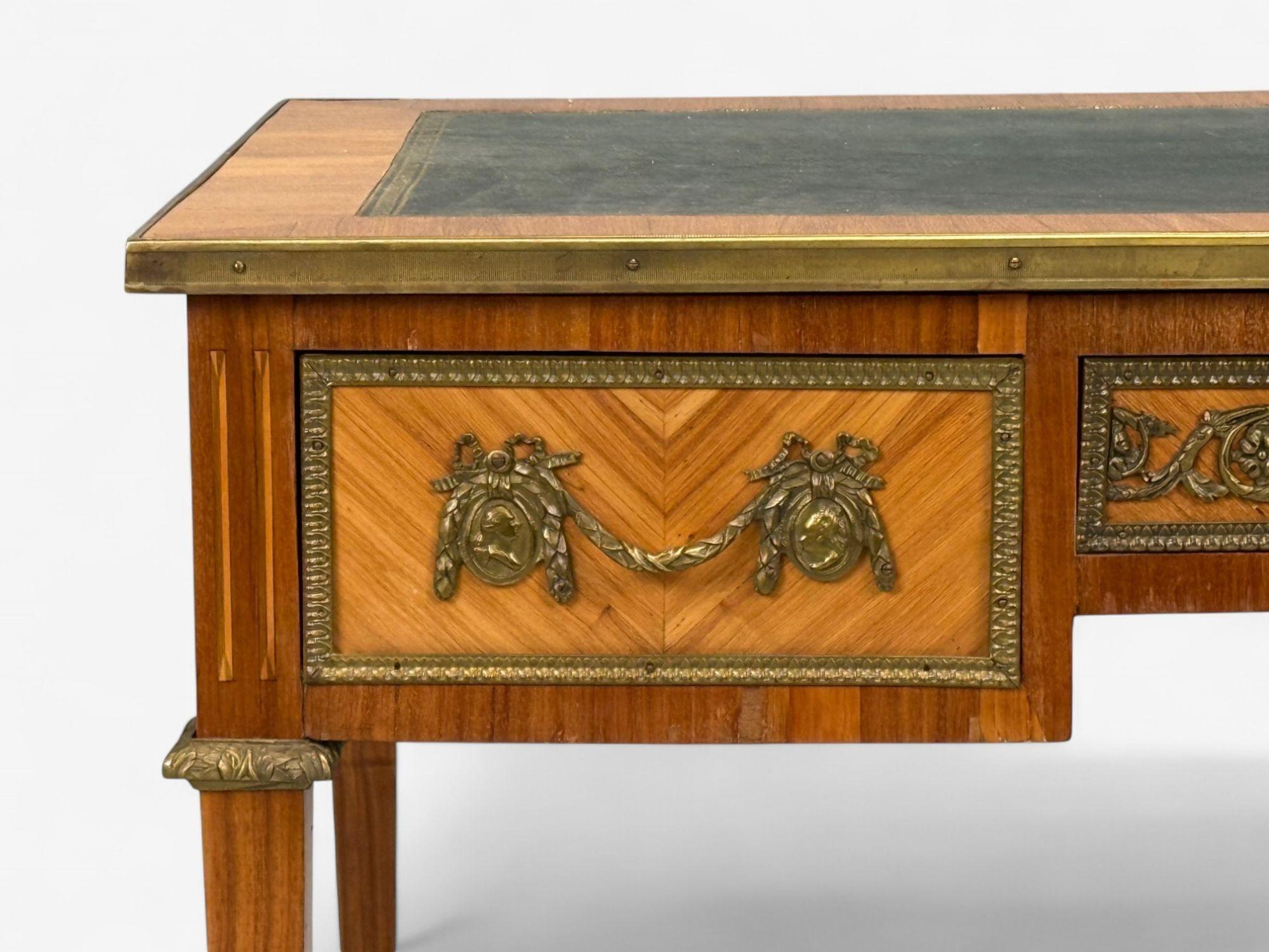Bronzo Scrivania in stile Luigi XVI, intarsio, pelle, Francia, XIX secolo. in vendita