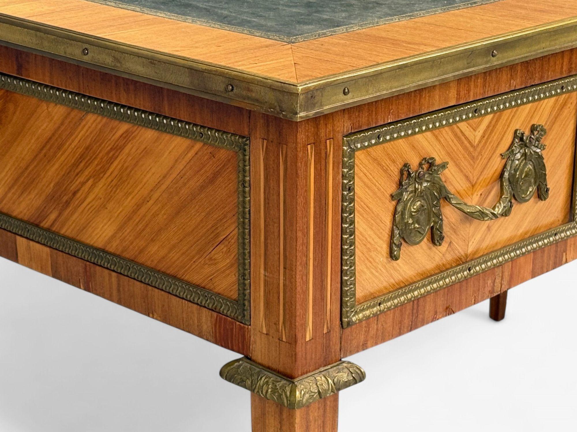 Scrivania in stile Luigi XVI, intarsio, pelle, Francia, XIX secolo. in vendita 1