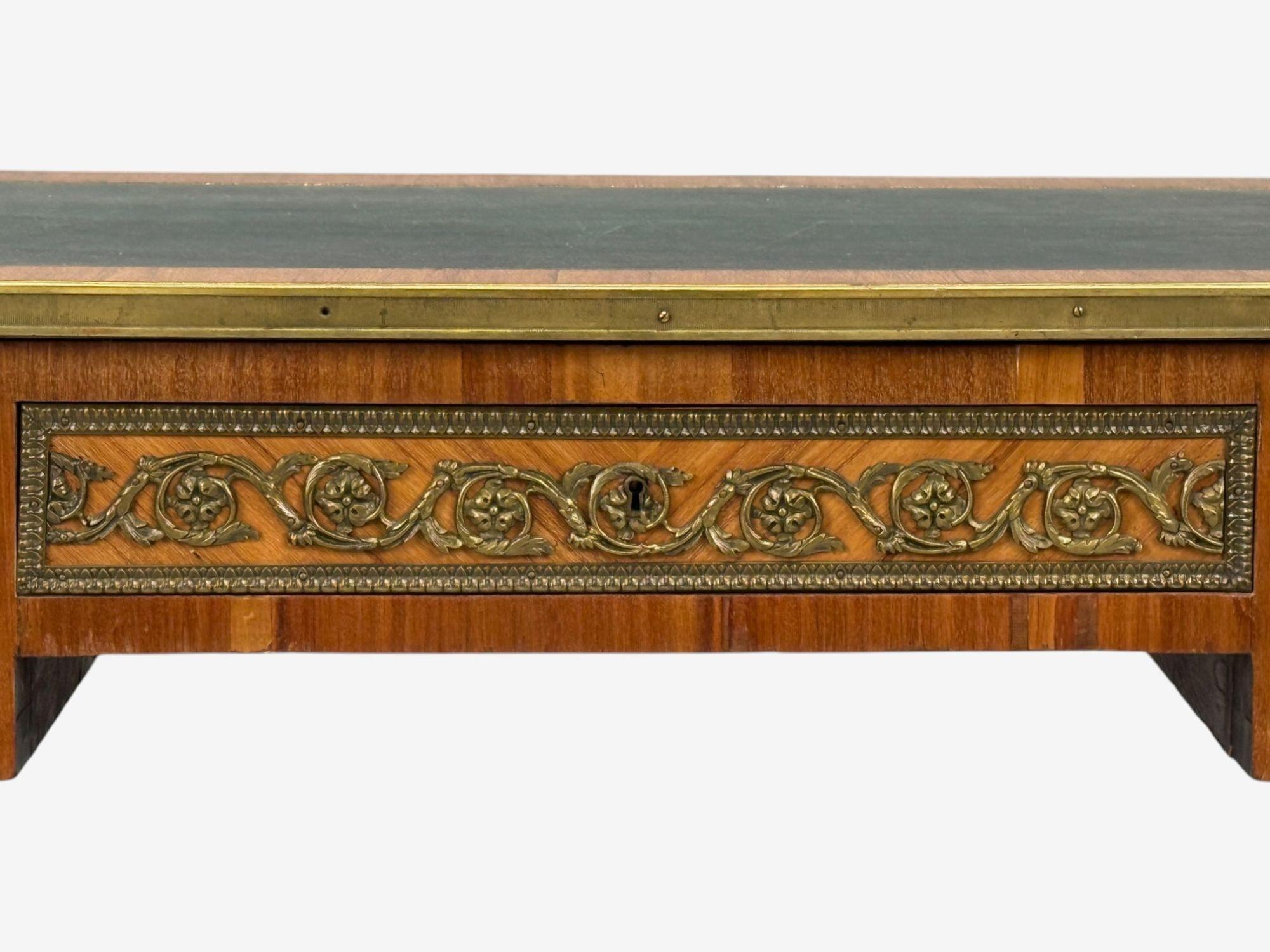 Scrivania in stile Luigi XVI, intarsio, pelle, Francia, XIX secolo. in vendita 2