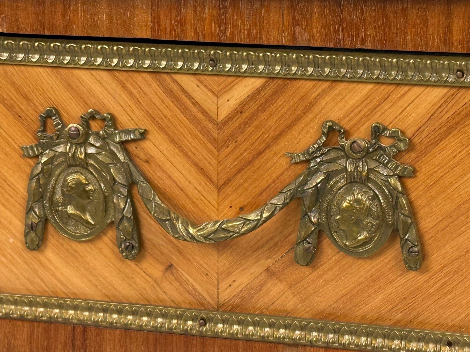 Scrivania in stile Luigi XVI, intarsio, pelle, Francia, XIX secolo. in vendita 3