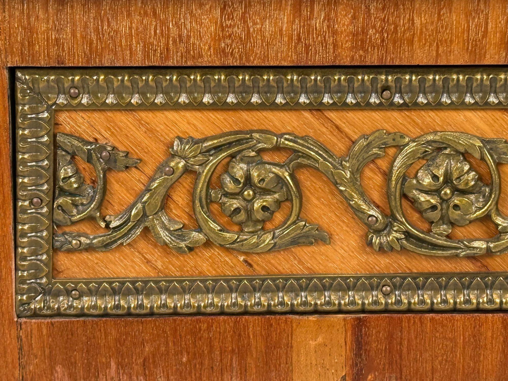 Scrivania in stile Luigi XVI, intarsio, pelle, Francia, XIX secolo. in vendita 4