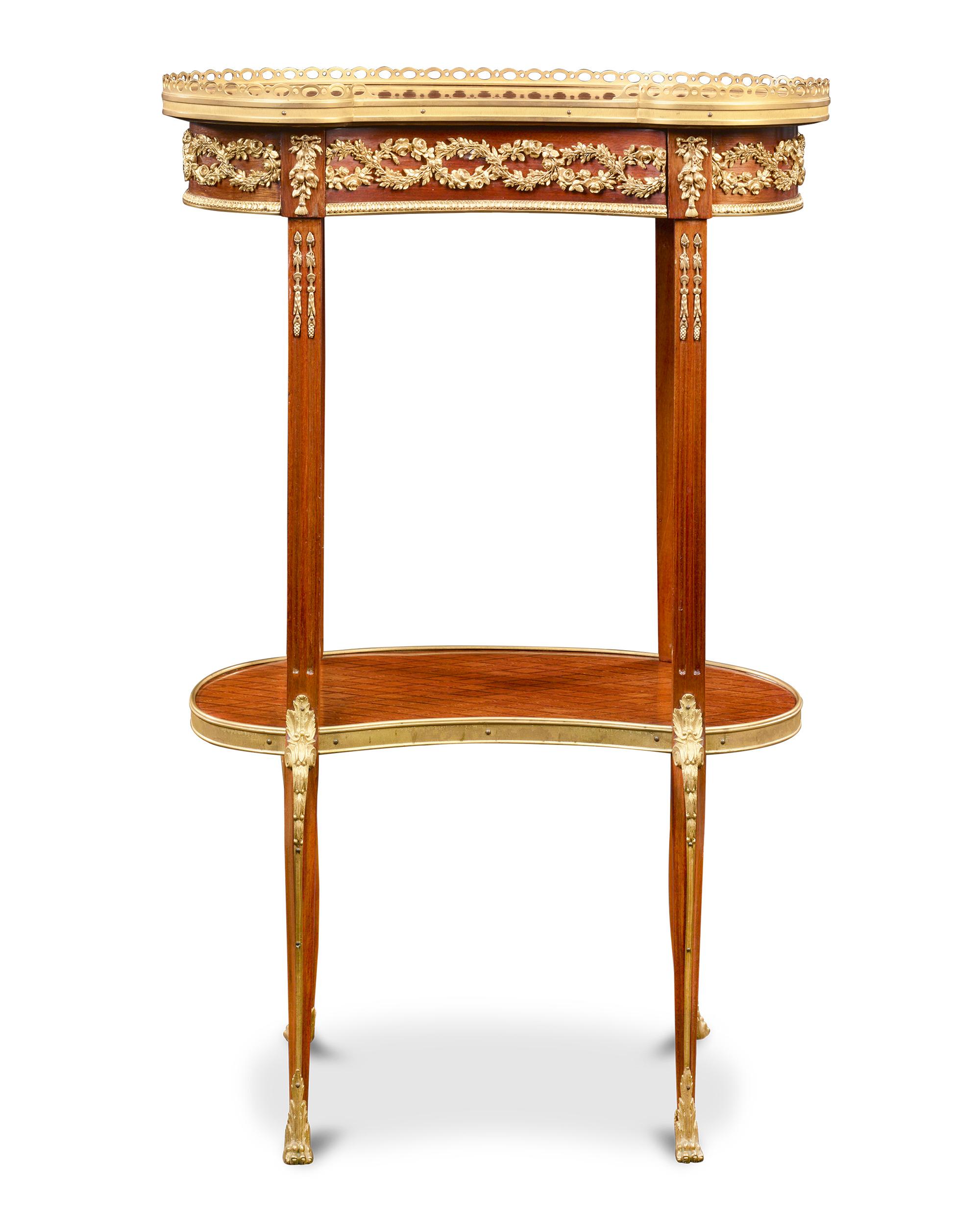Dieser elegante, nierenförmige französische Beistelltisch im Louis-XVI-Stil ist mit einer reichen Rautenintarsie verziert. Die natürliche Wärme des Holzes schimmert durch und wird durch die klassisch inspirierten Doré-Bronze-Beschläge makellos