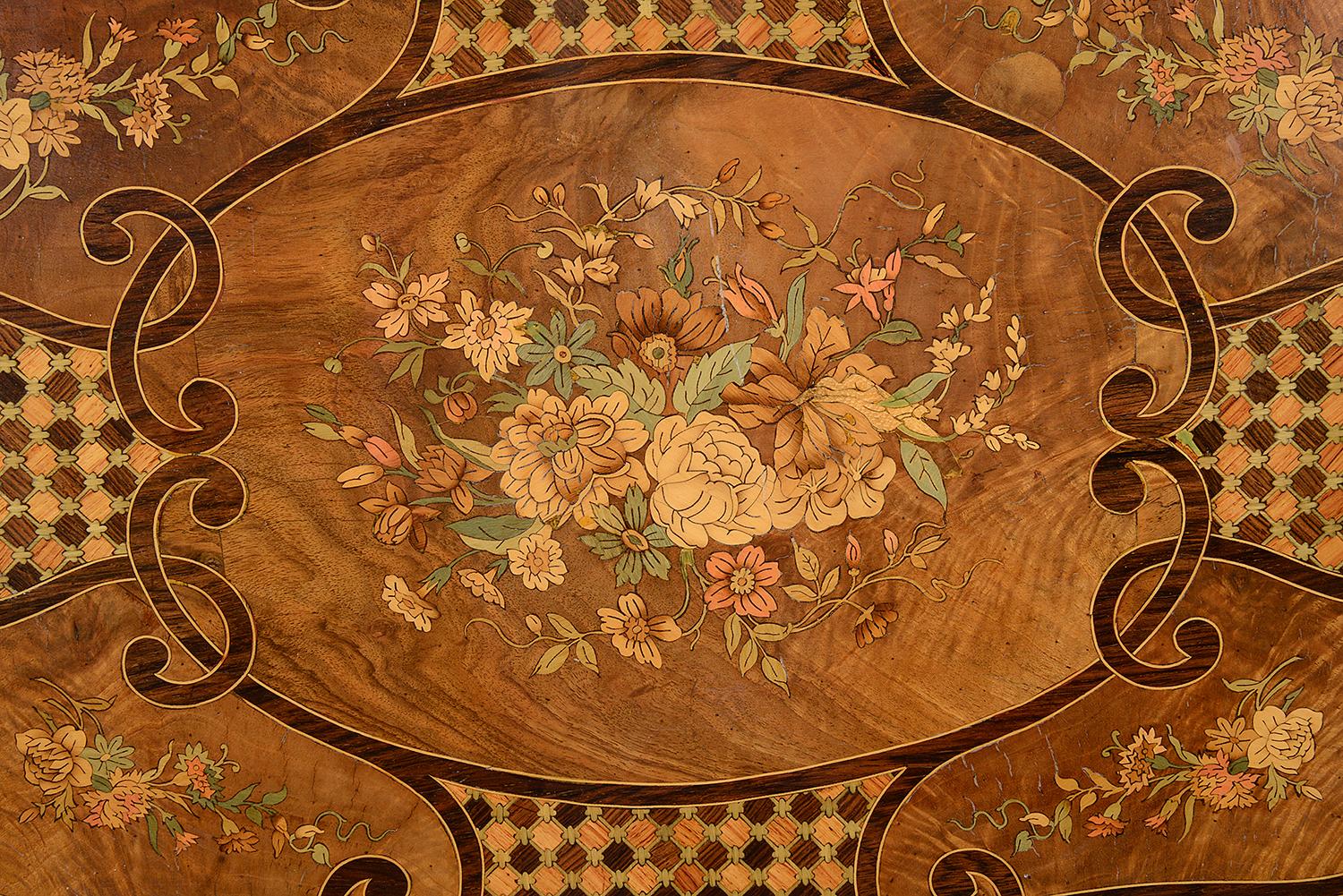 Tocador o mesa auxiliar de estilo Luis XVI de finales del siglo XIX, de muy buena calidad, con maravillosa marquetería incrustada en la parte superior y el friso, que representa volutas clásicas, mimbre de imitación y decoración foliada; la parte