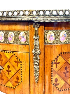 Tavolo intarsiato in stile Luigi XVI con placche di Sèvres, Parigi, 1890 ca.