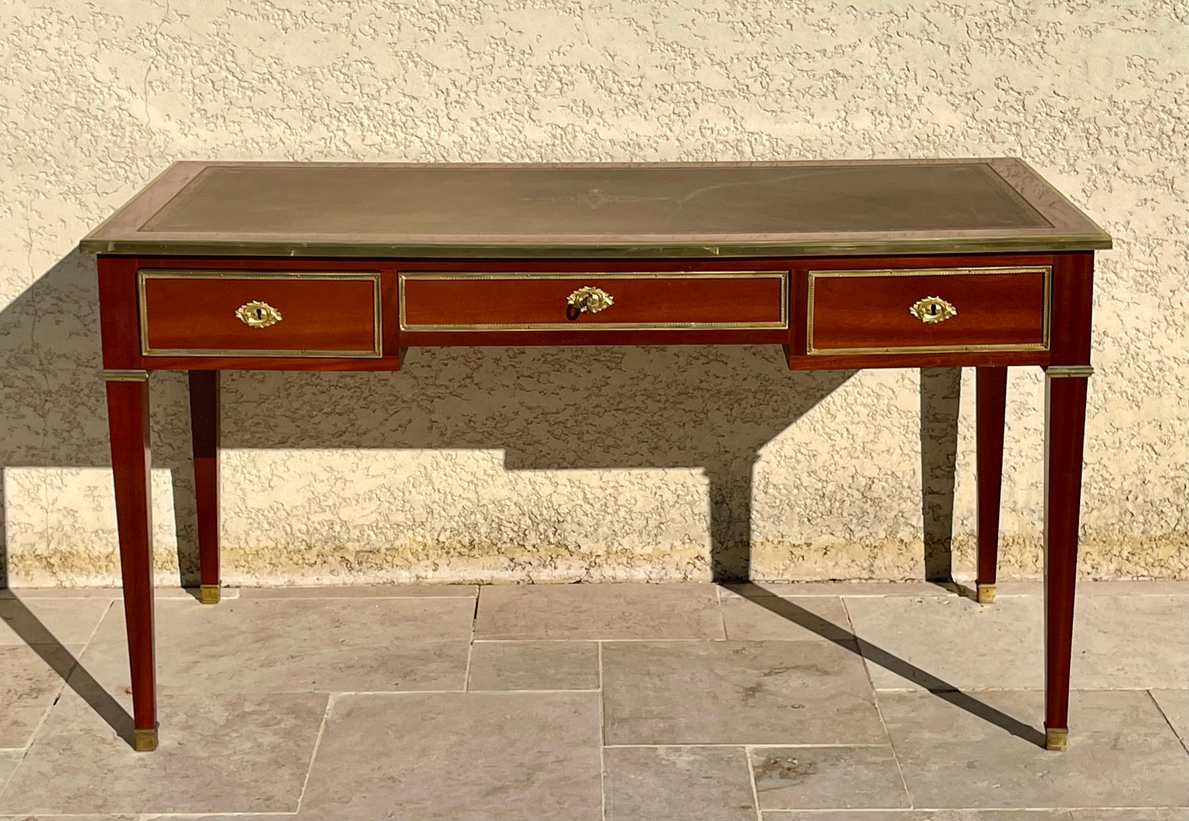 Middle flat desk in mahogany and gilded bronze in Louis XVI style composed of 3 drawers on one side and 3 false drawers on the other. On both sides, there is a zipper to enlarge the work space. Tray with leather in good condition.  French work