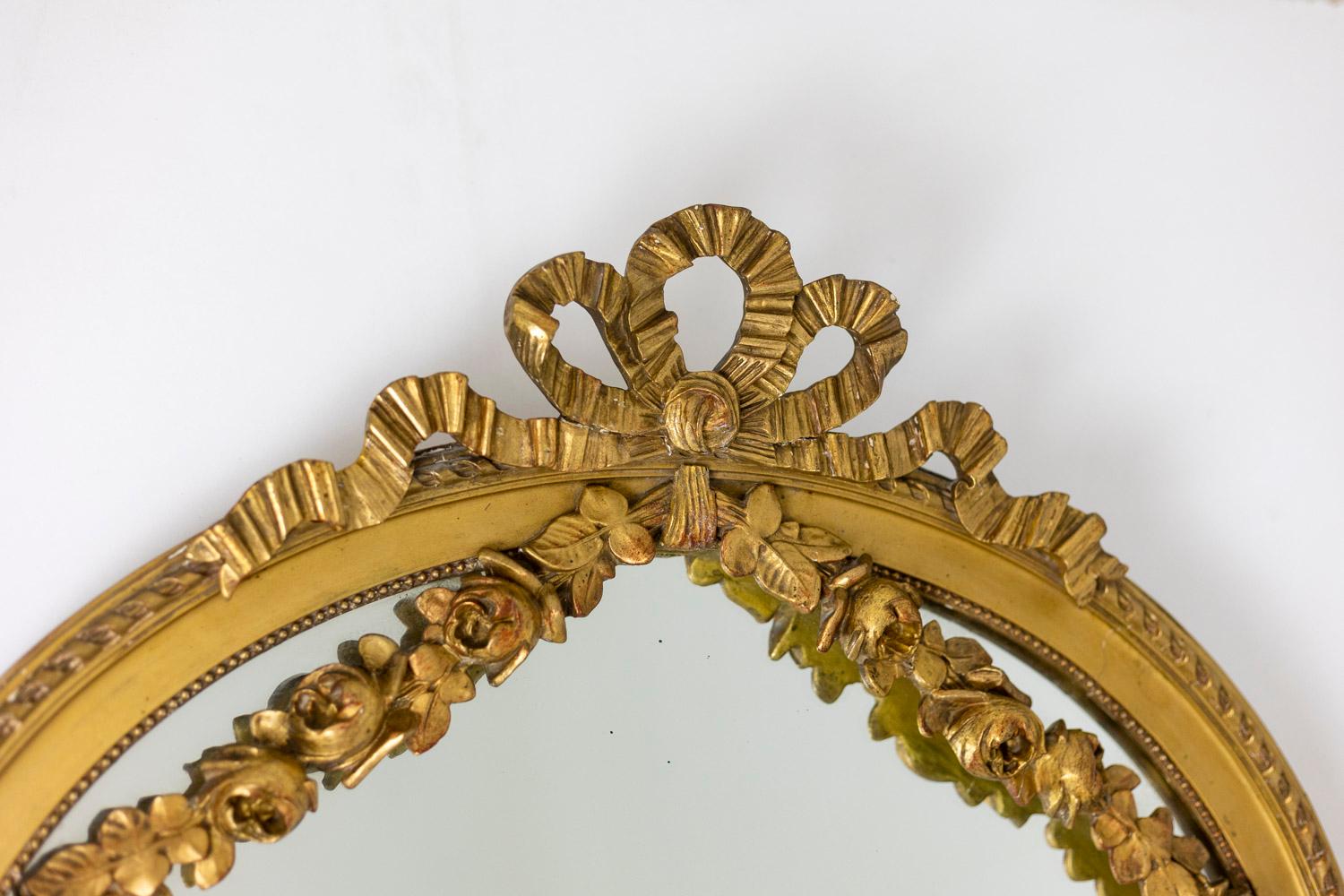 Spiegel im Louis-XVI-Stil aus vergoldetem und geschnitztem Holz, um 1880 im Angebot 4