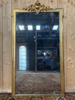 Miroir de style Louis XVI avec fronton en bois doré