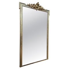 Miroir de style Louis XVI avec fronton en bois doré