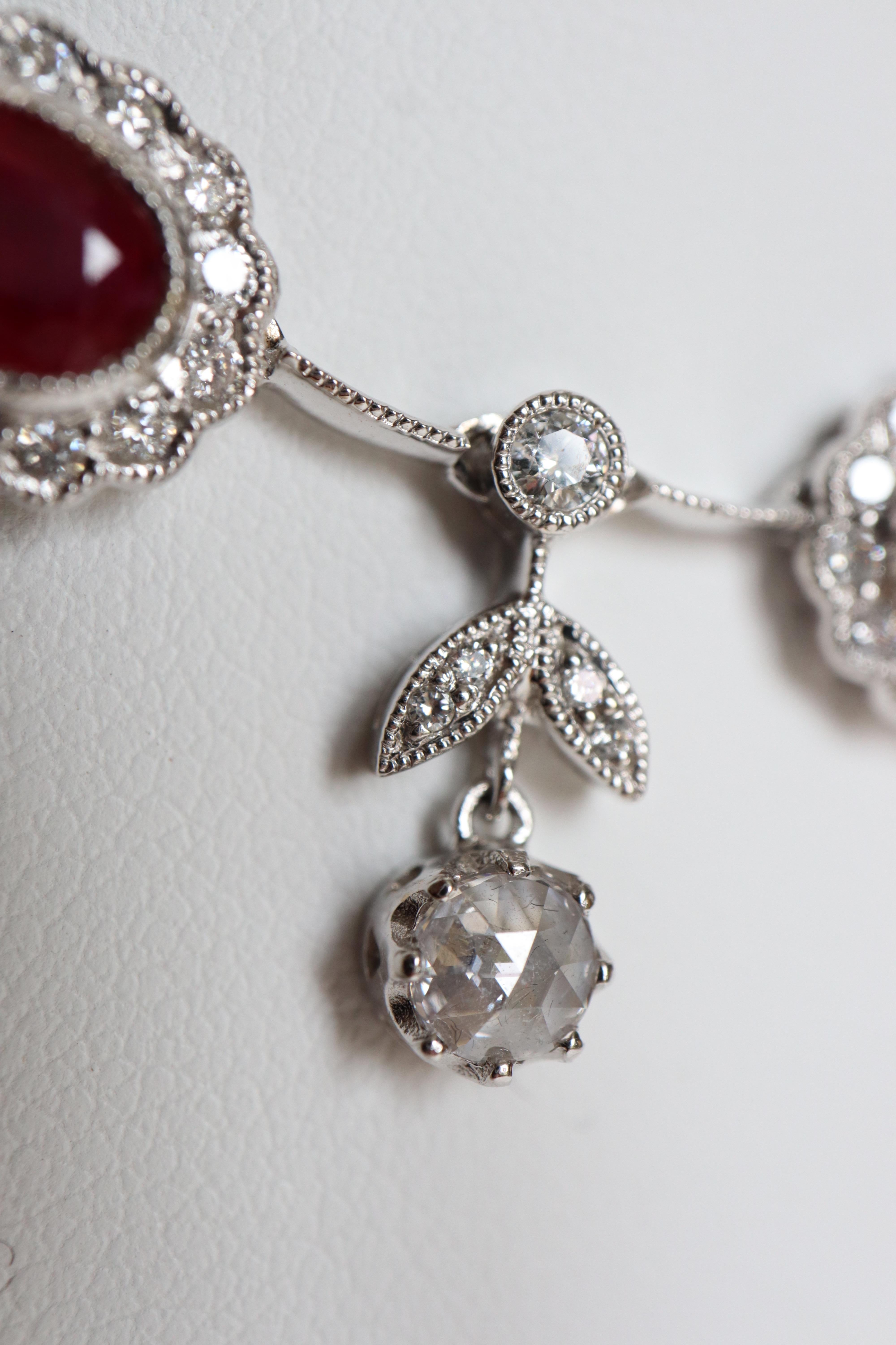 Collier de style Louis XVI en or blanc 18 carats, rubis et diamants en vente 4