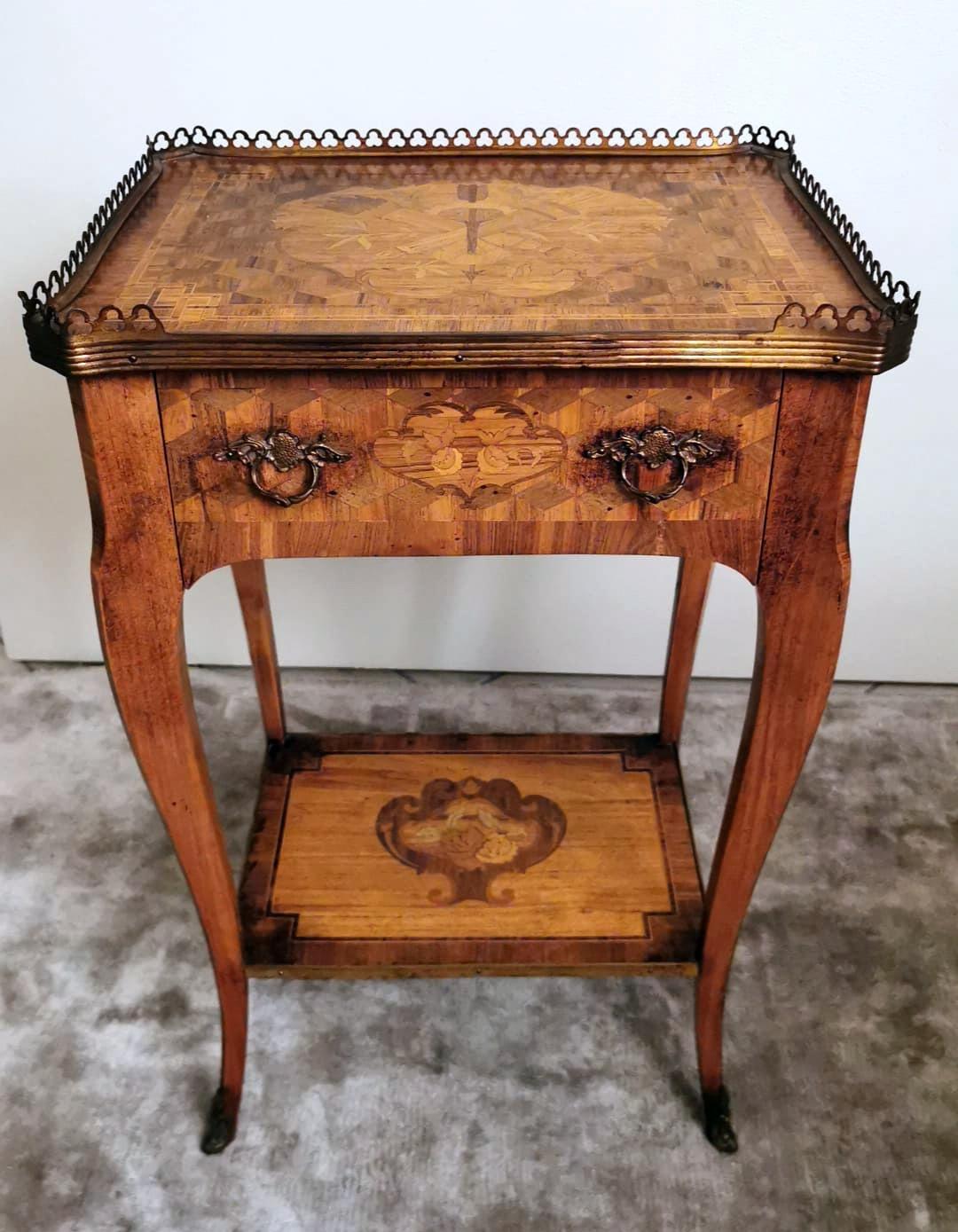 Polished Louis XVI Style Nightstand in Walnut with Legs and Drawer For Sale